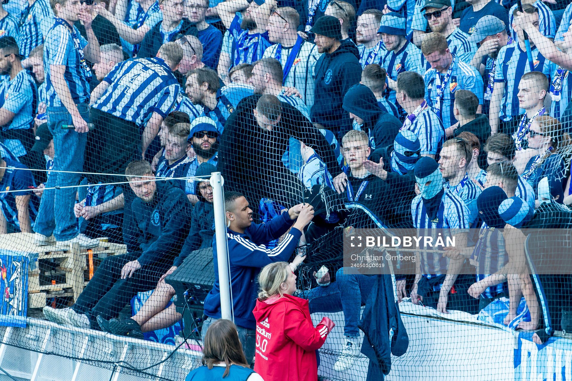 Matchen avbruten på grund av hål i säkerhetsnätet i