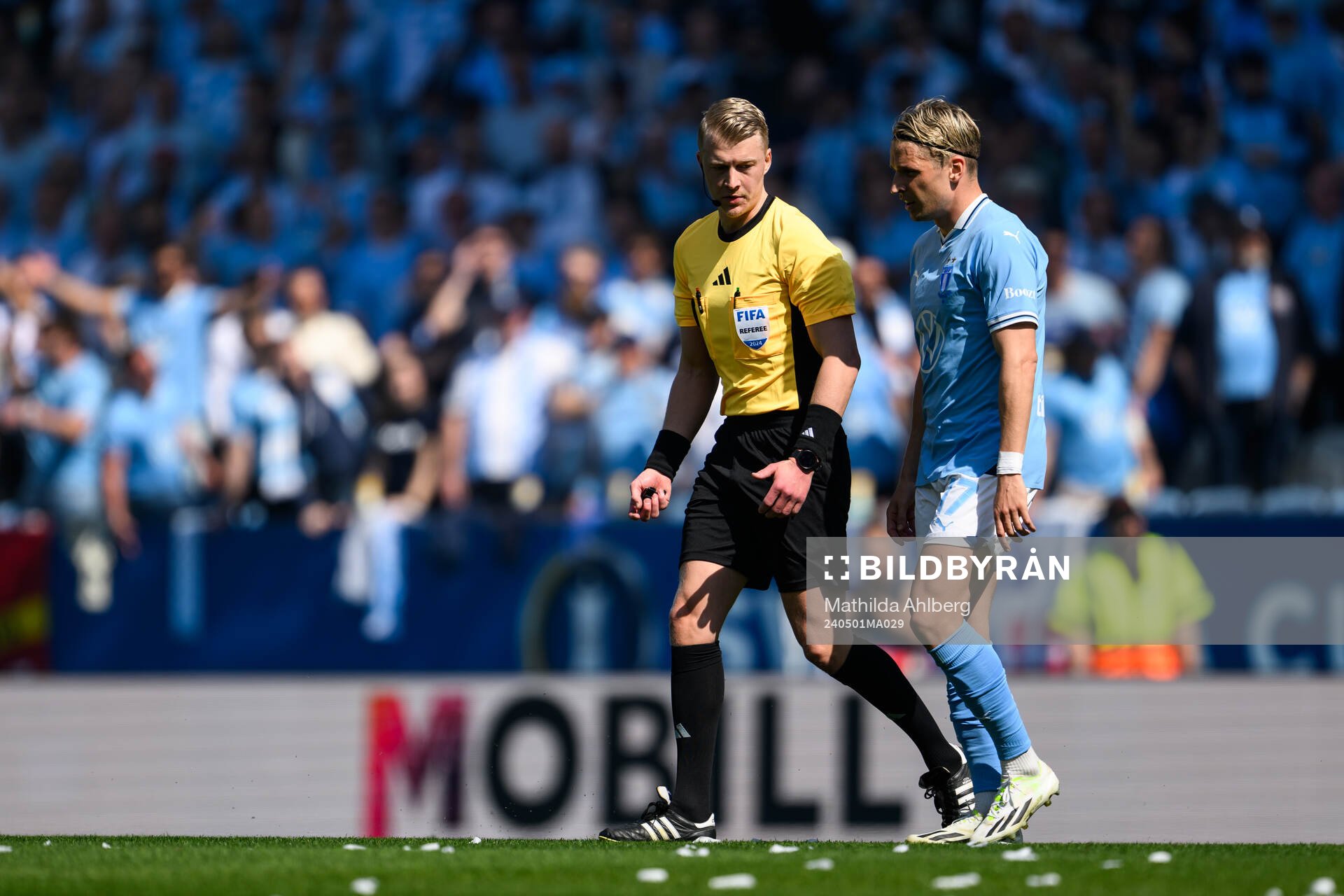 Domare Adam Ladebäck under finalen i Svenska Cupen mellan Malmö FF och Djurgården den 1 maj 2024 i Malmö. 