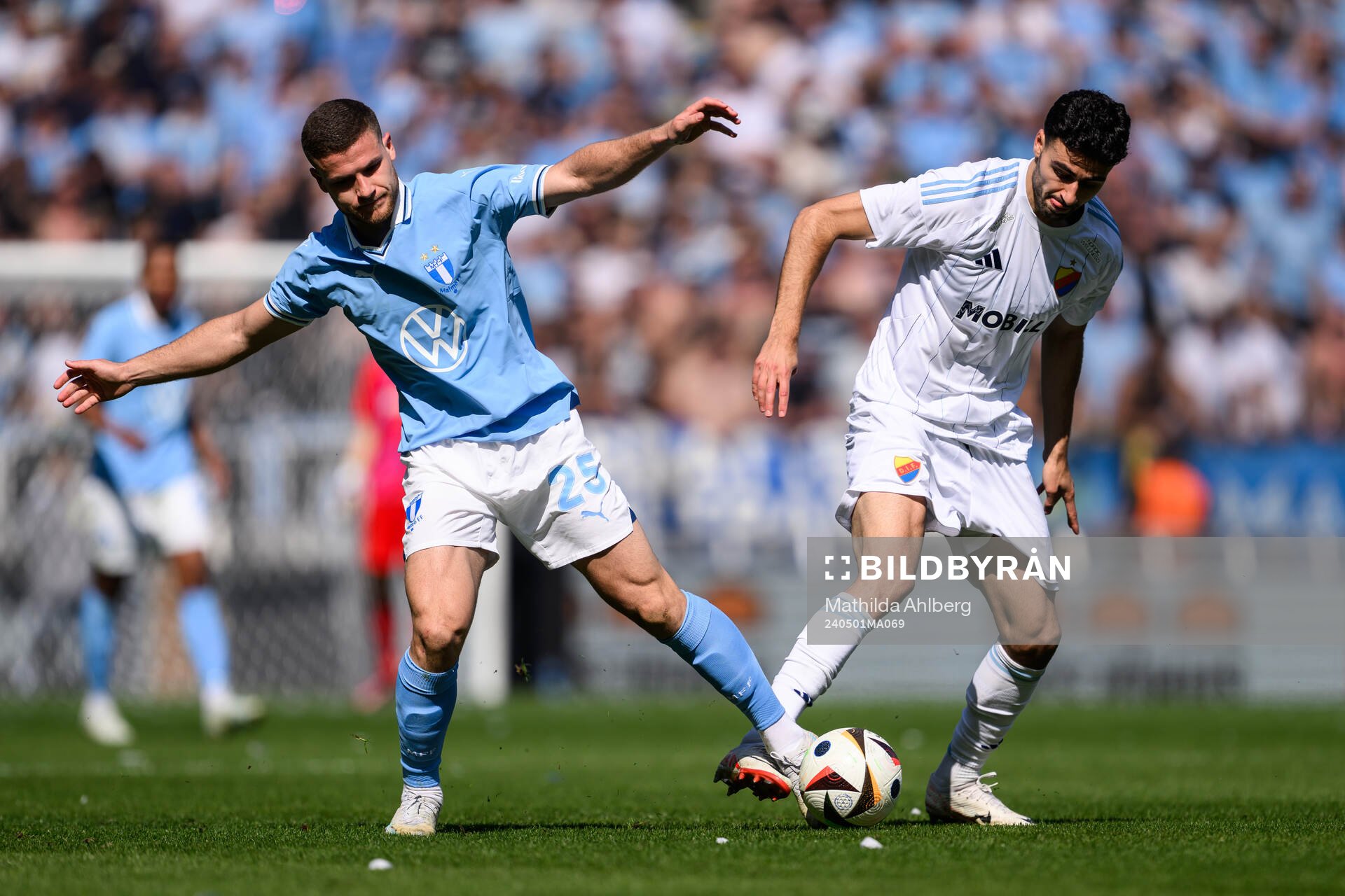 Malmö FFs Gabriel Dal Toe Busanello och Djurgårdens Deniz