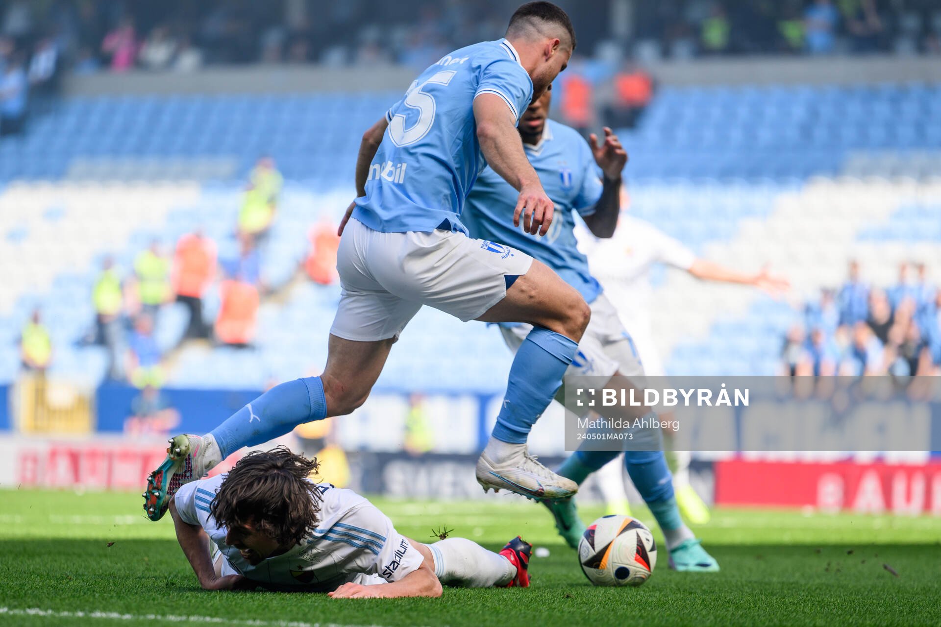 Djurgårdens Gustav Wikheim och Malmö FFs Gabriel Dal Toe Busanello under finalen i Svenska Cupen mellan Malmö FF och Djurgården den 1 maj 2024 i Malmö.