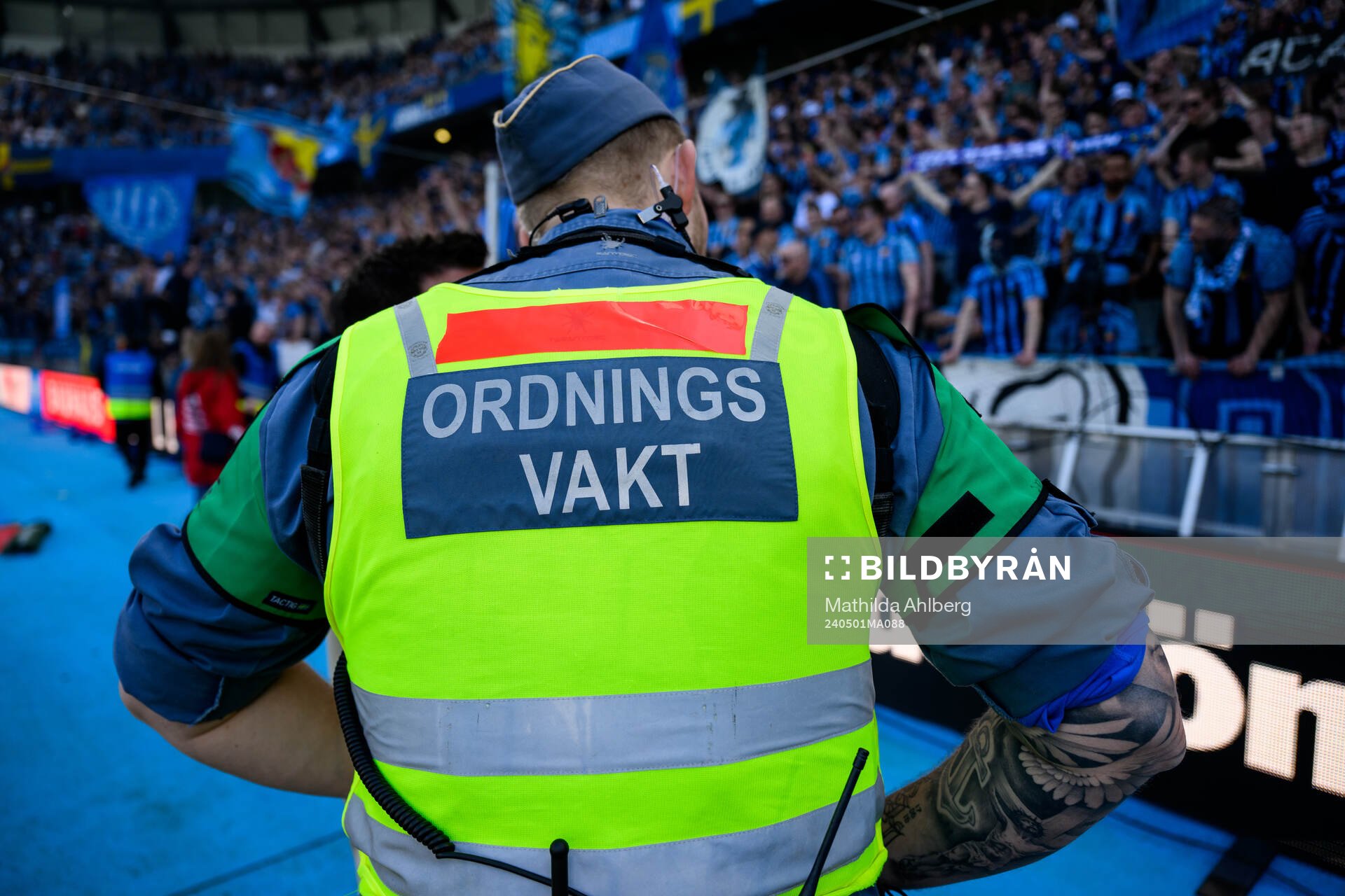 Ordningsvakt framför Djurgårdens supportrar
