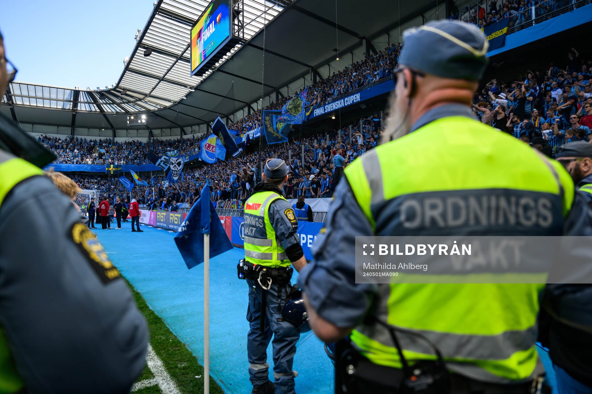 Ordningsvakter framför Djurgårdens supportrar
