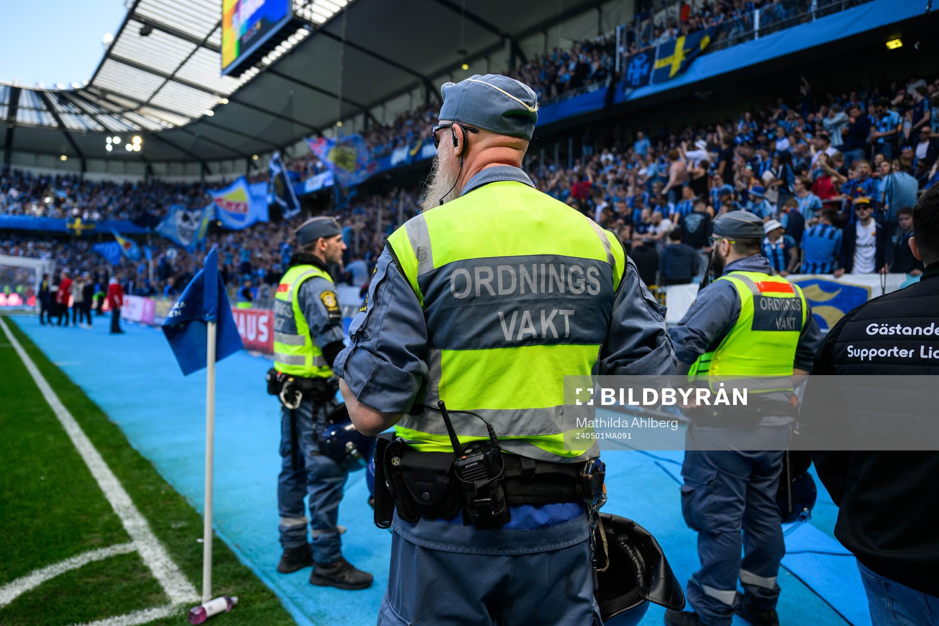 Ordningsvakter framför Djurgårdens supportrar