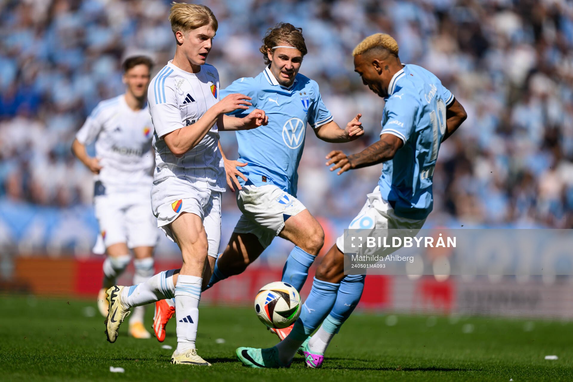 Djurgårdens Lucas Bergvall mot Malmö FFs Sebastian Nanasi