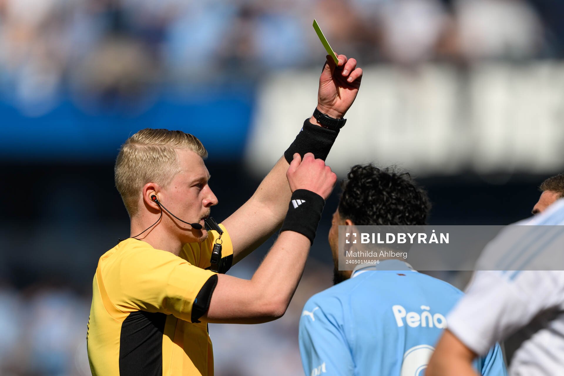 Domare Adam Ladebäck visar ett gult kort till Malmö FFs