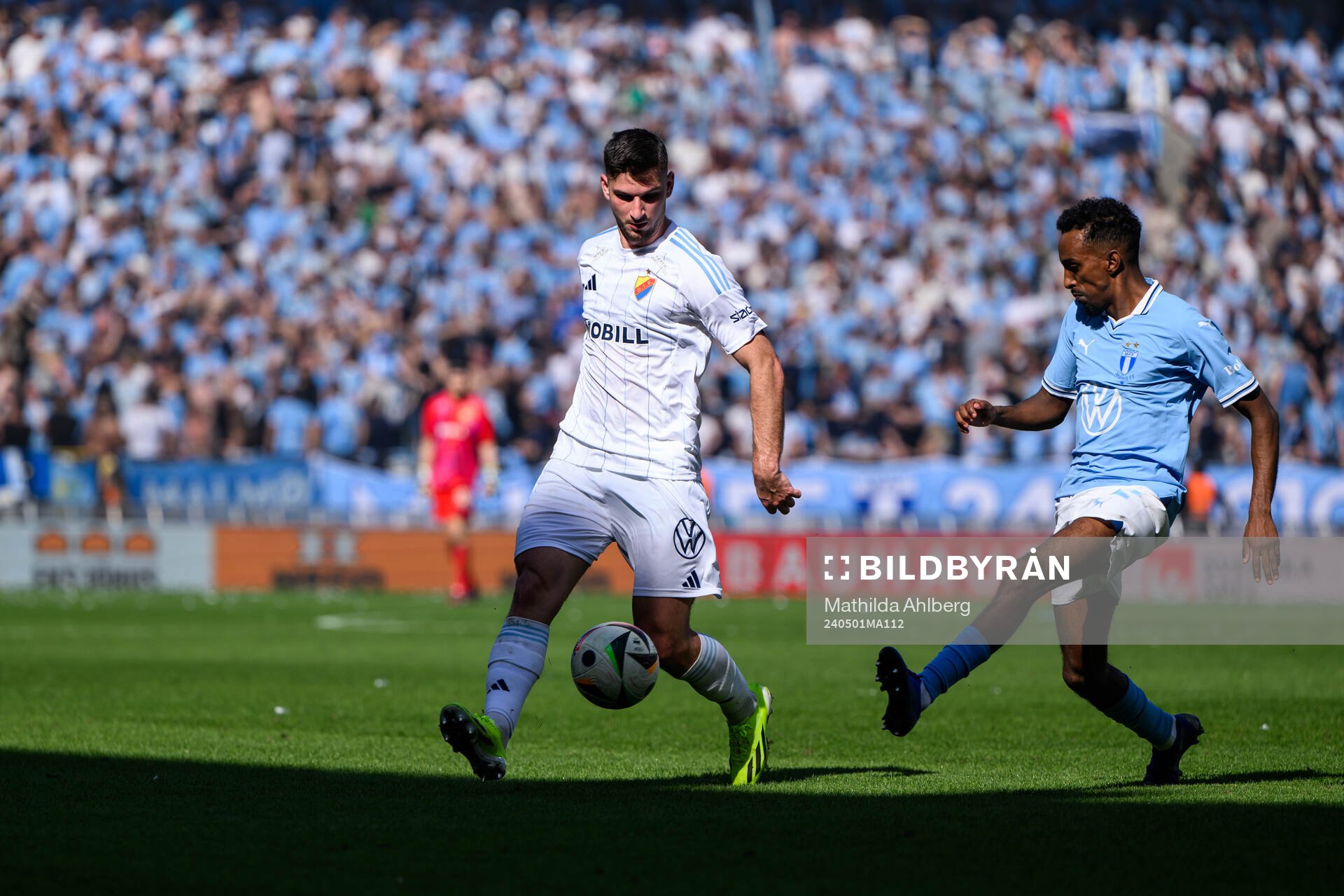 Djurgårdens Besard Sabovic och Malmö FFs Taha Abdi Ali