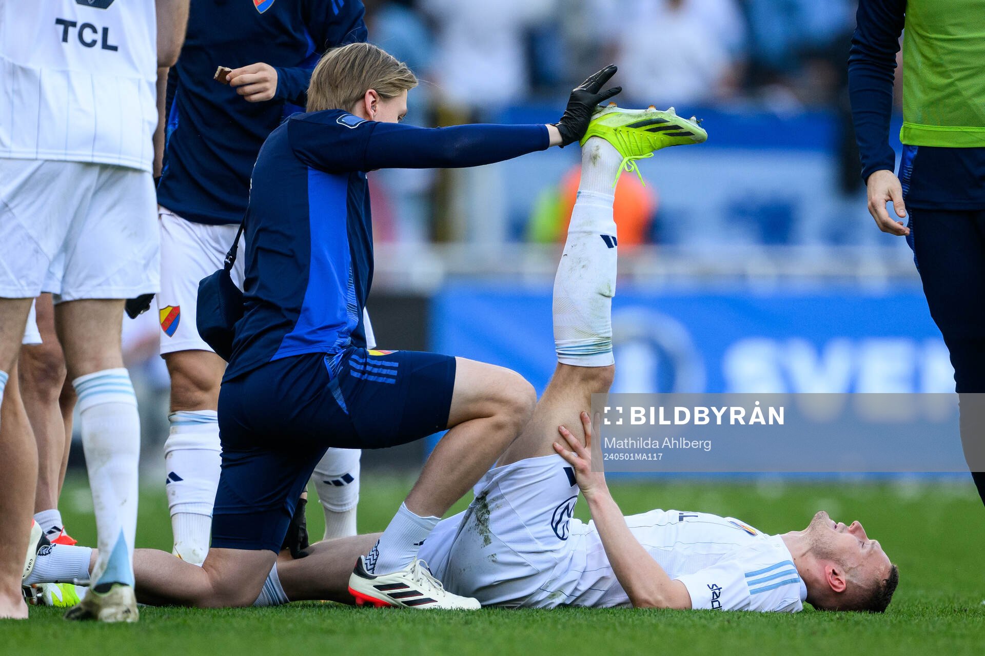 Djurgårdens Piotr Johansson stretchar