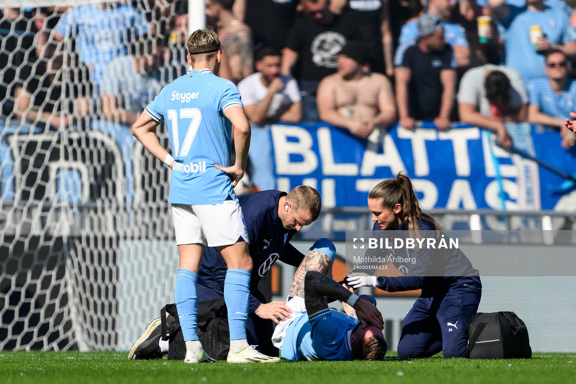 Malmö FFs Pontus Jansson har ont under finalen i Svenska Cupen mellan Malmö FF och Djurgården den 1 maj 2024 i Malmö. 