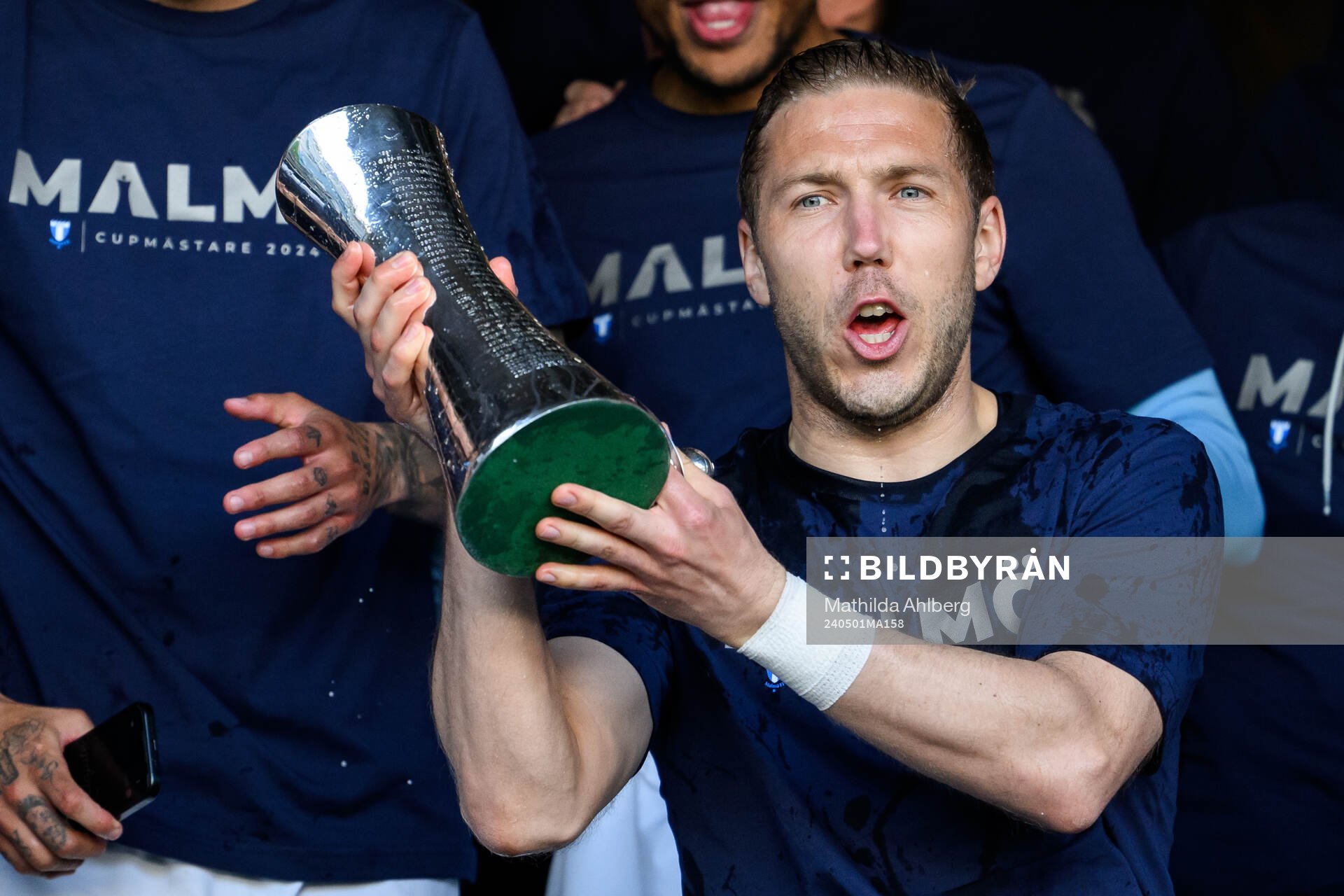 Malmö FFs Anton Tinnerholm jublar med pokalen