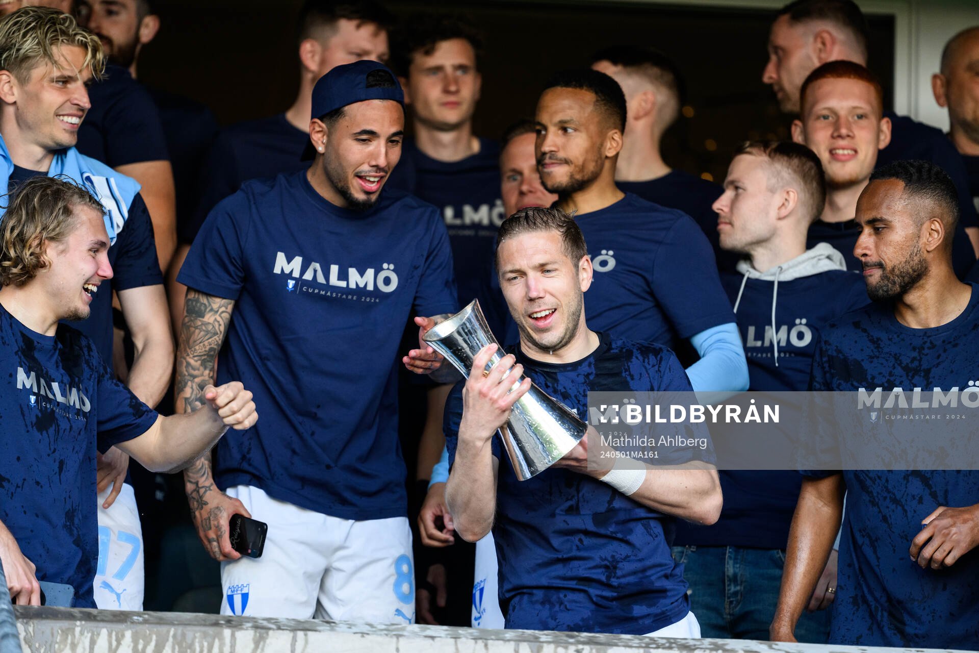 Malmö FFs Anton Tinnerholm jublar med pokalen