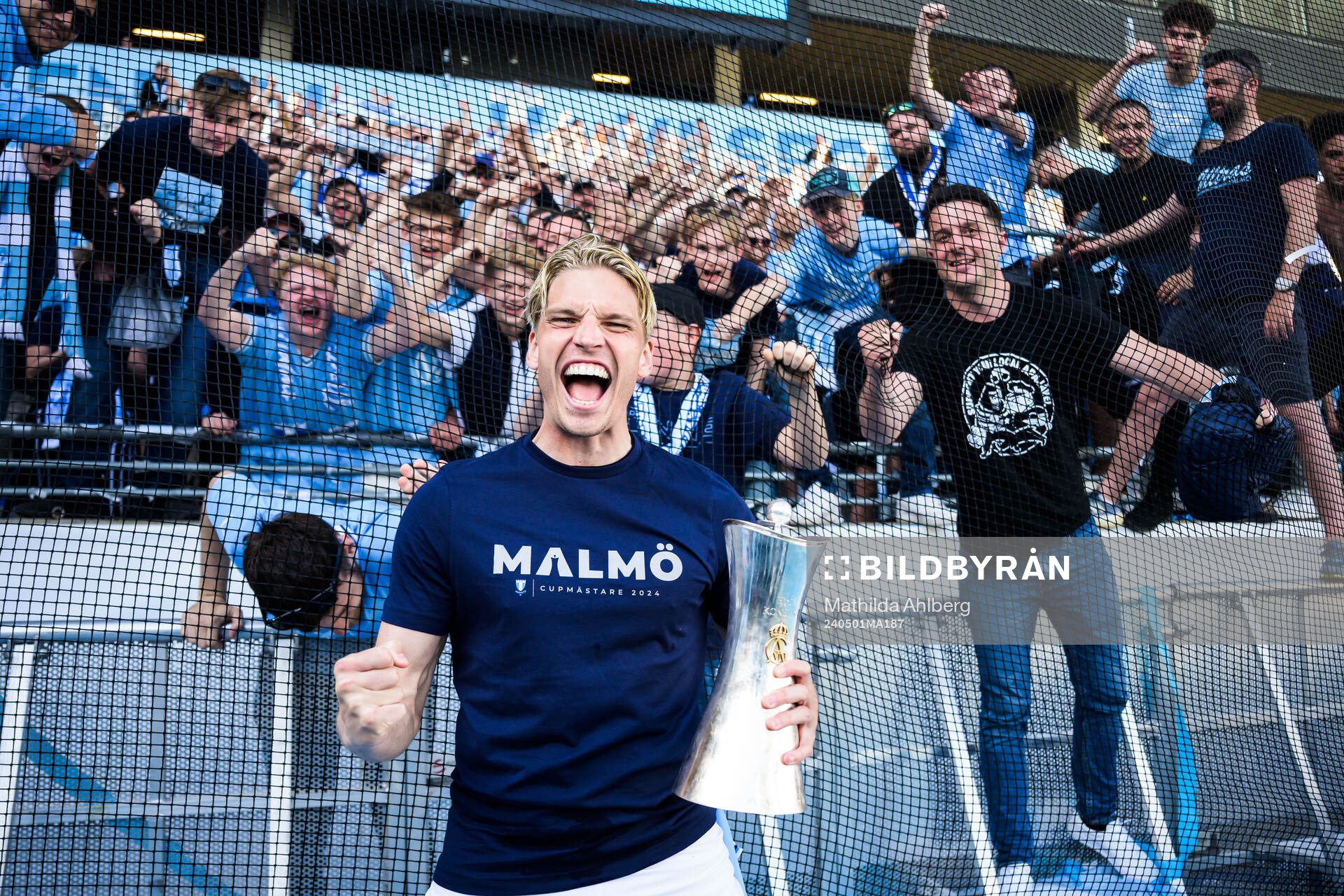 Malmö FFs Jens Stryger Larsen jublar efter finalen i Svenska Cupen mellan Malmö FF och Djurgården den 1 maj 2024 i Malmö. 