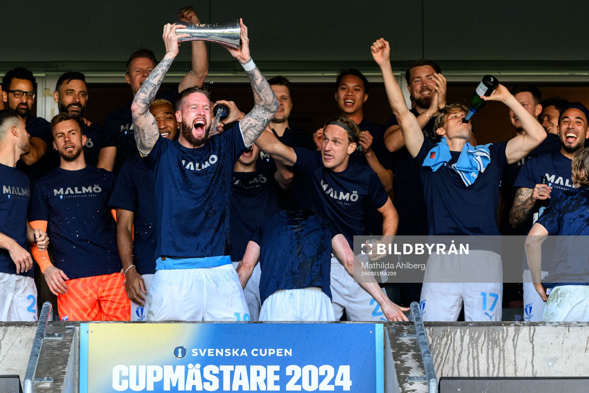 Malmö FFs spelare jublar med pokalen