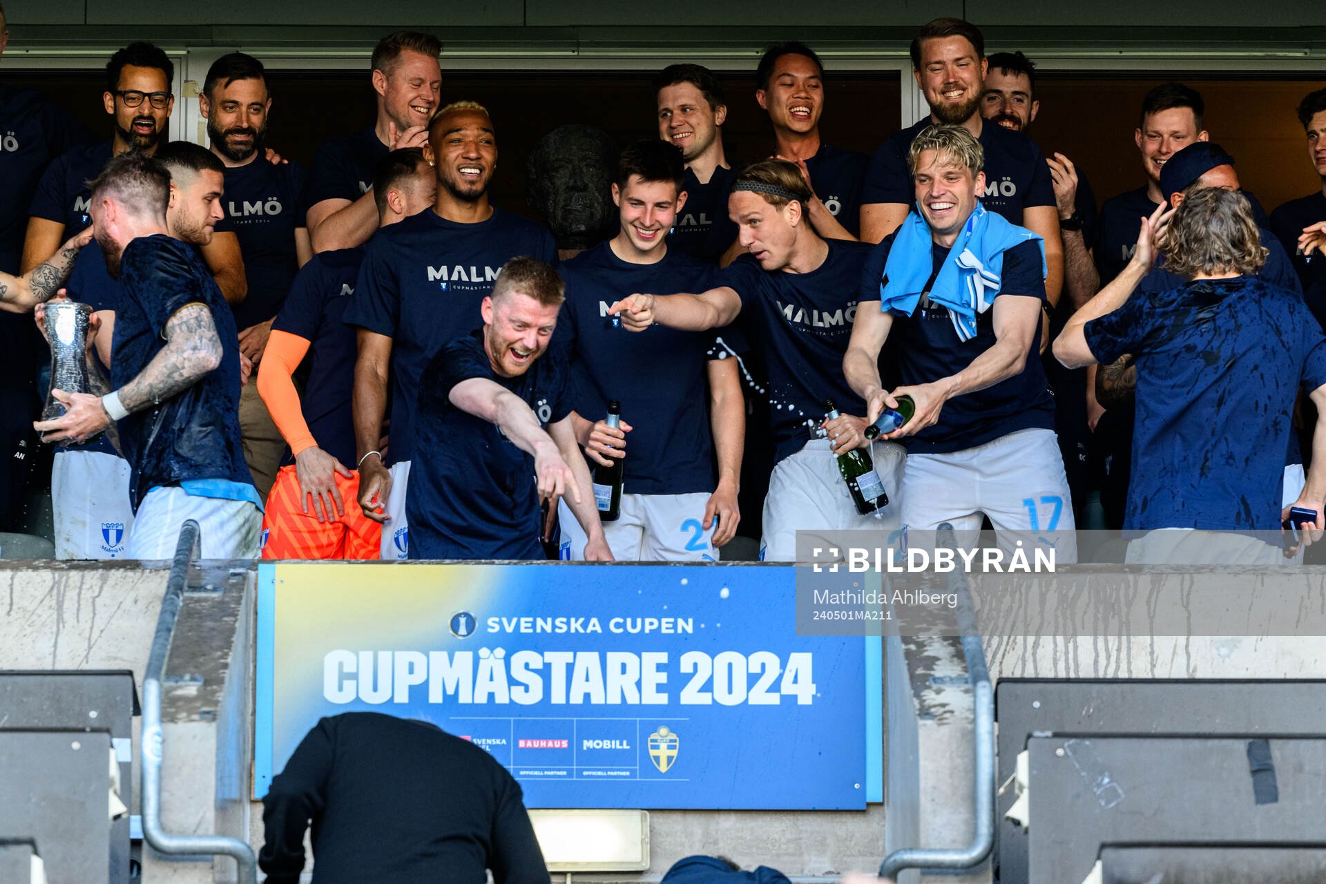 Malmö FFs spelare jublar med pokalen