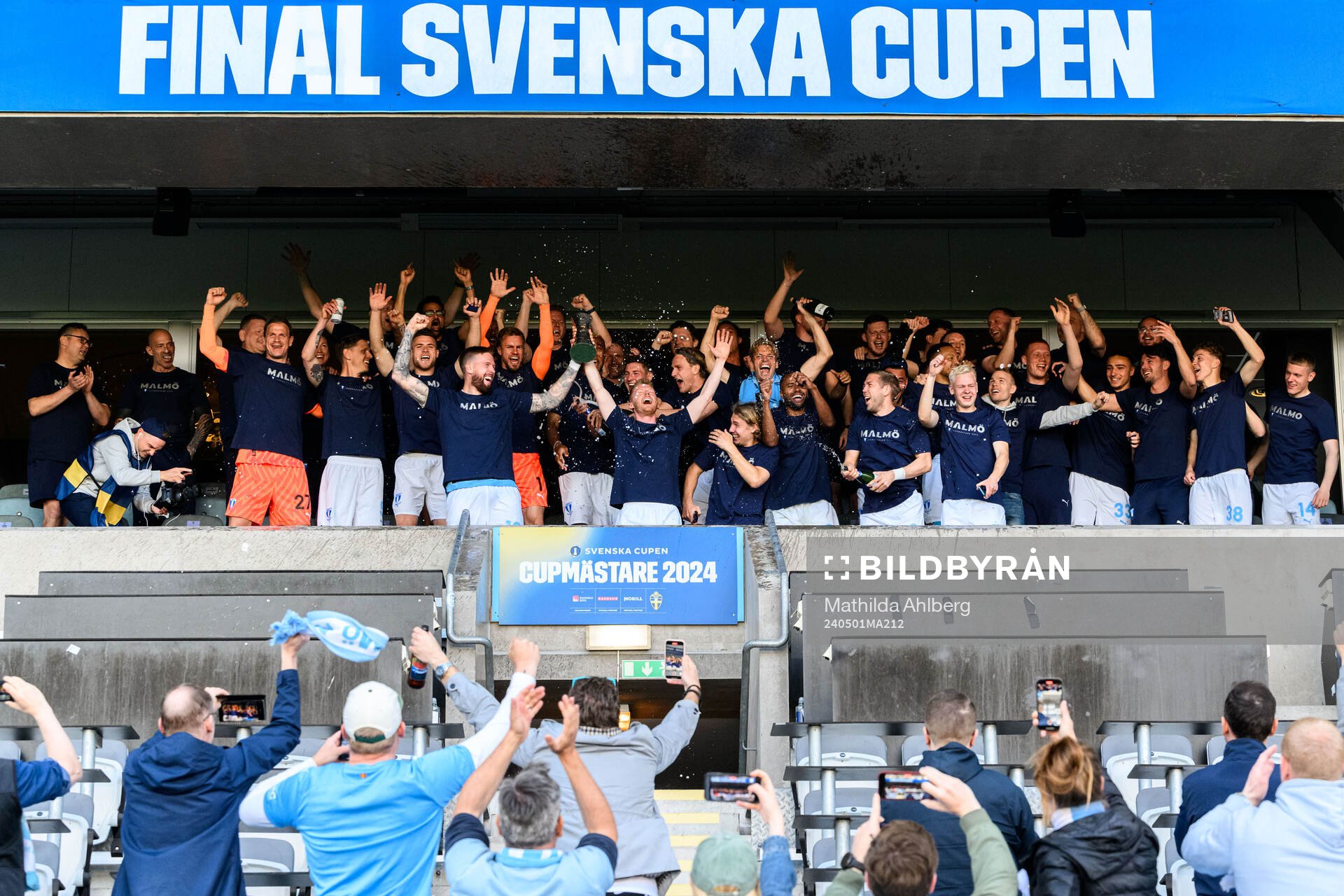 Malmö FFs spelare jublar med pokalen