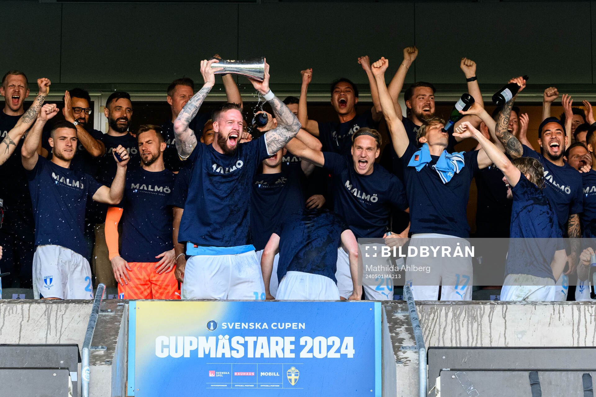 Malmö FFs spelare jublar med pokalen