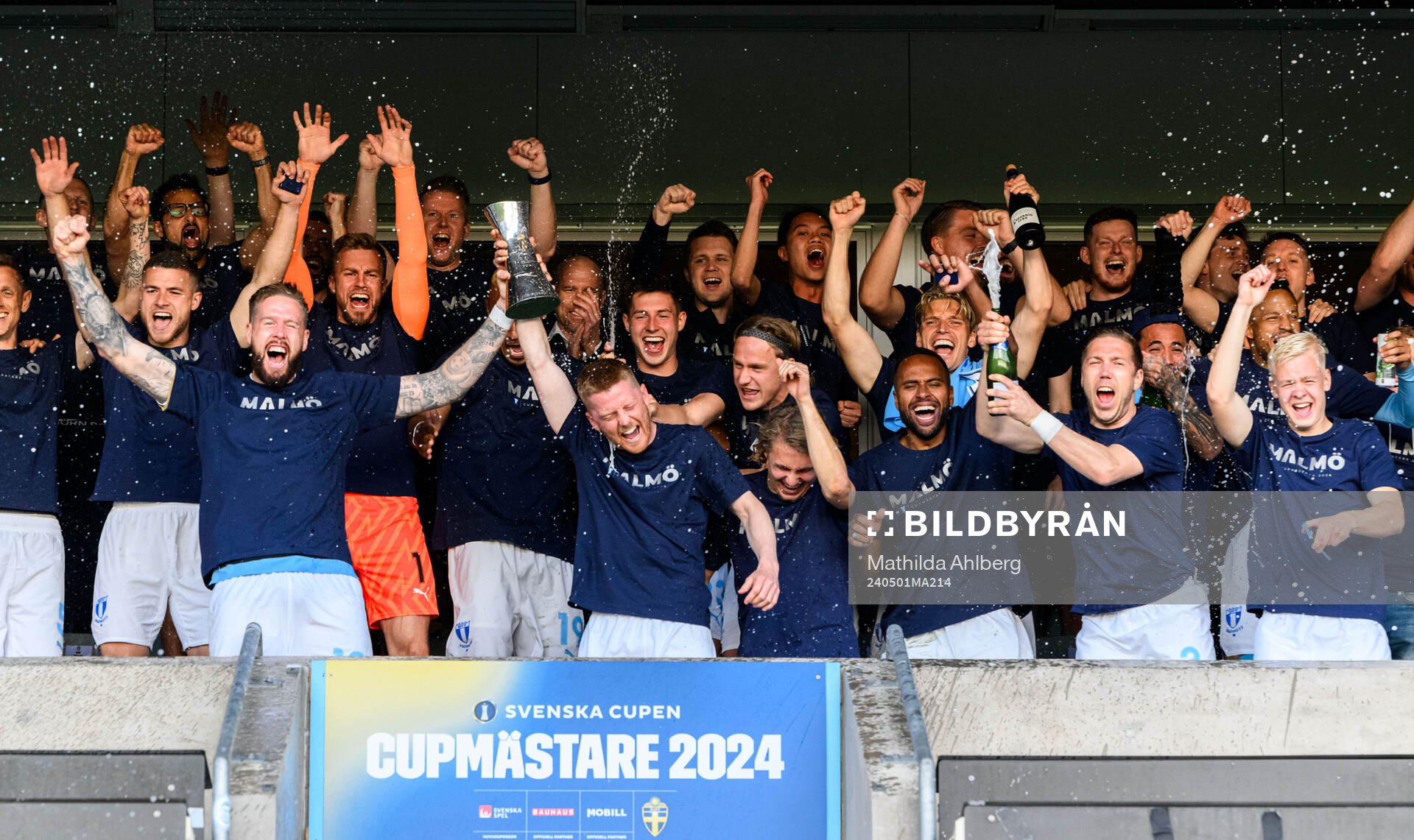 Malmö FFs spelare jublar med pokalen