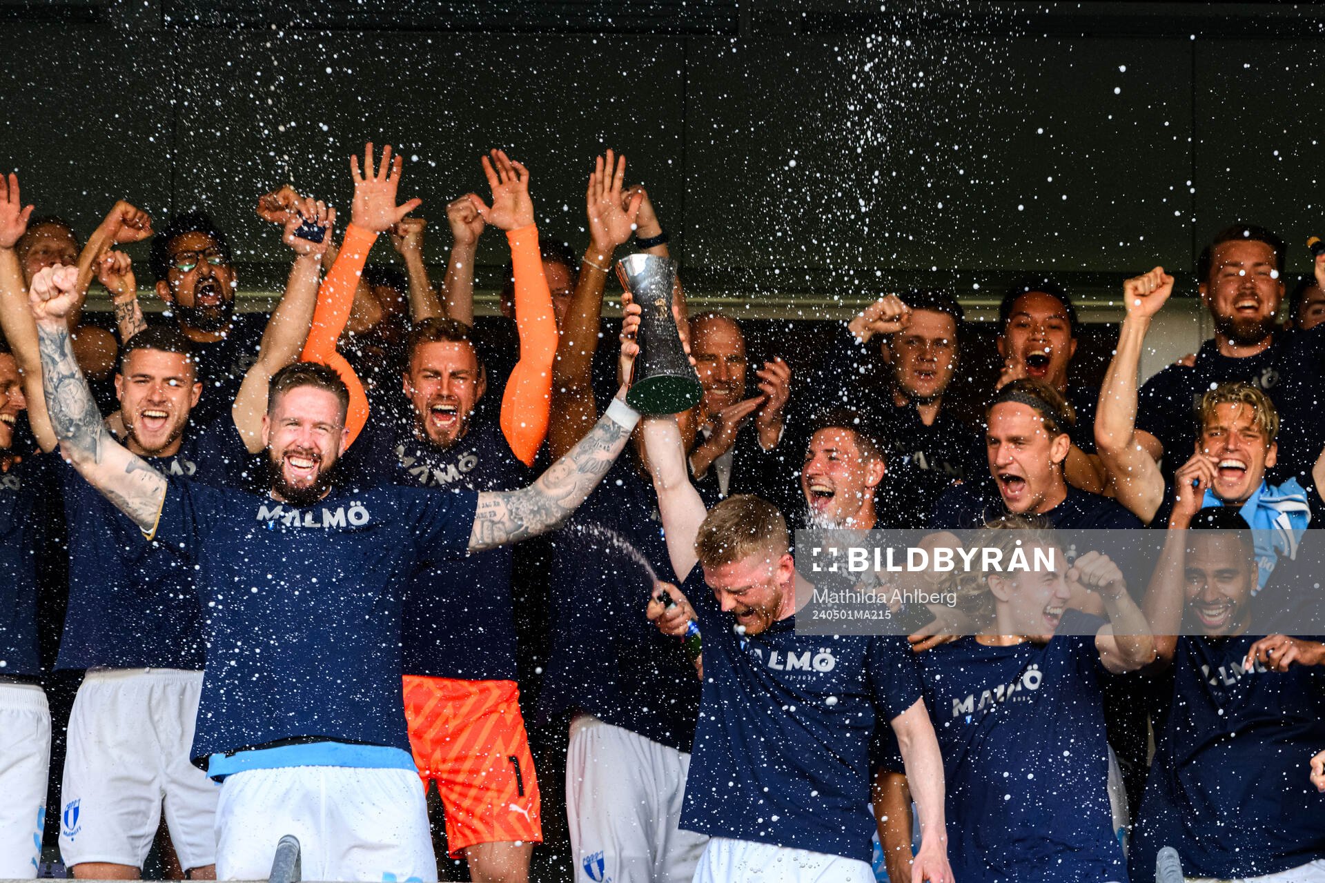 Malmö FFs Pontus Jansson och Anders Christiansen jublar med pokalen efter finalen i Svenska Cupen mellan Malmö FF och Djurgården den 1 maj 2024 i Malmö.