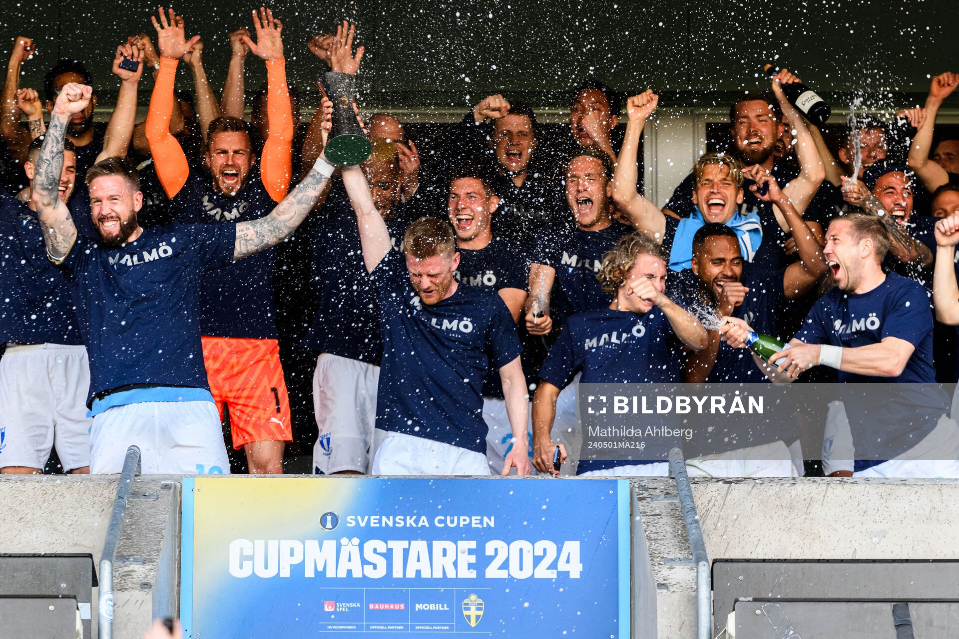 Malmö FFs spelare jublar med pokalen
