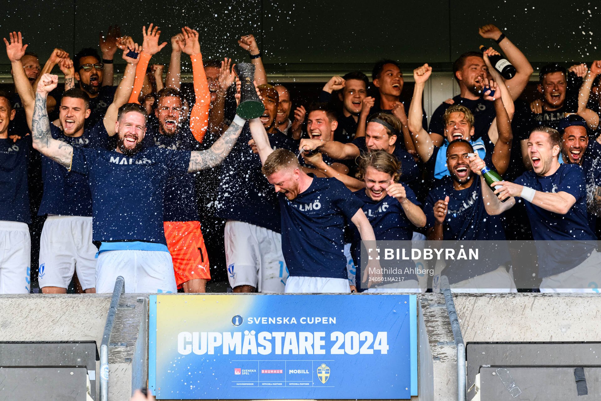 Malmö FFs spelare jublar med pokalen