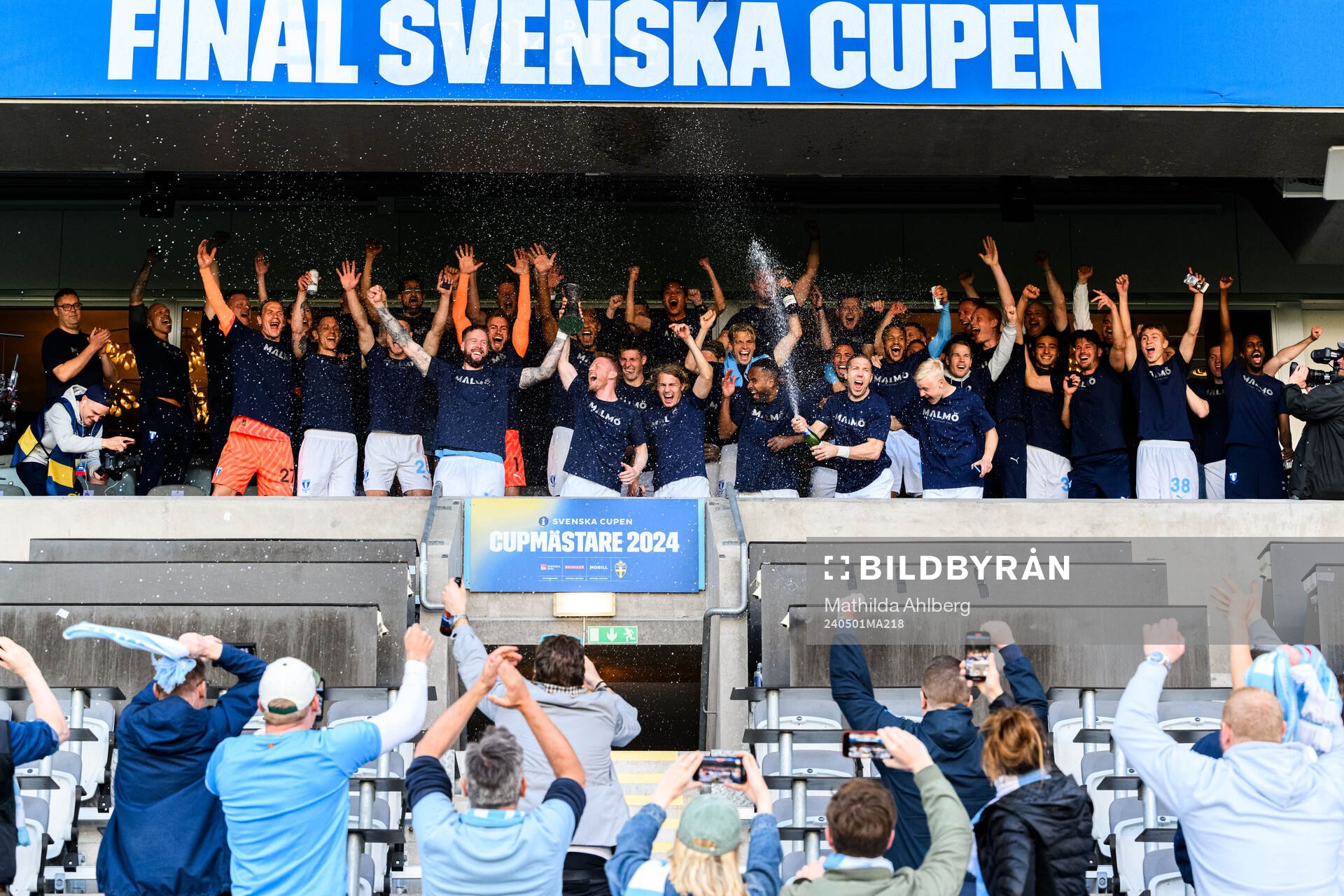 Malmö FFs spelare jublar med pokalen