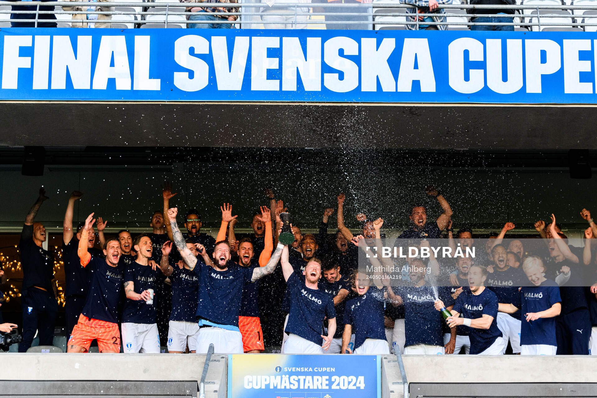 Malmö FFs spelare jublar med pokalen