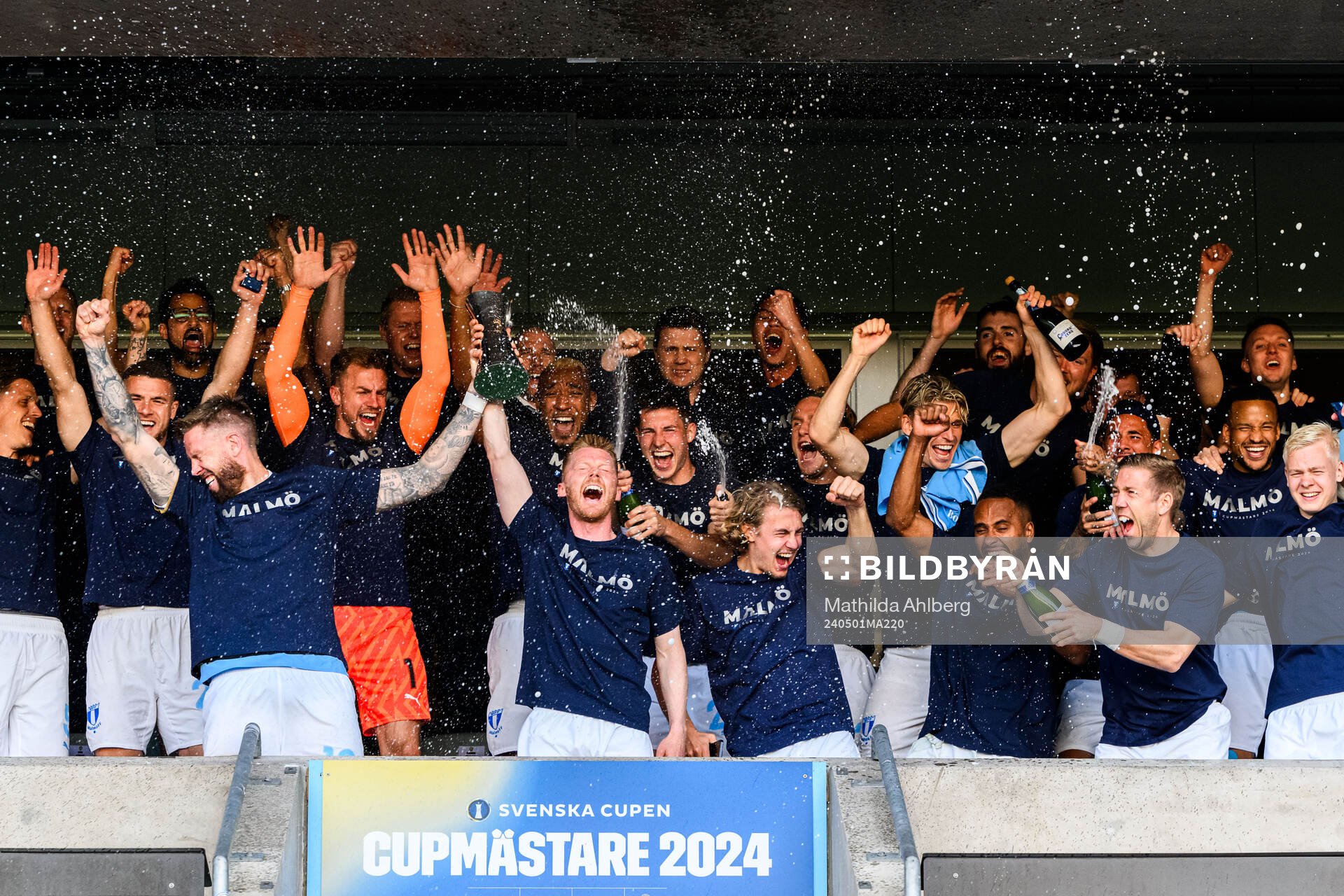 Malmö FFs spelare jublar med pokalen