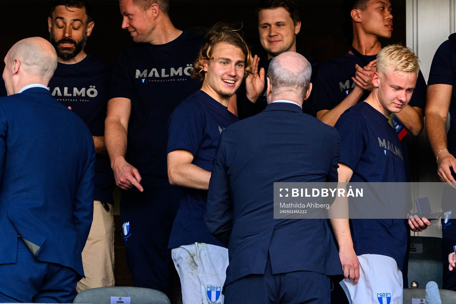 Malmö FFs Sebastian Nanasi tar emot guldmedalj från