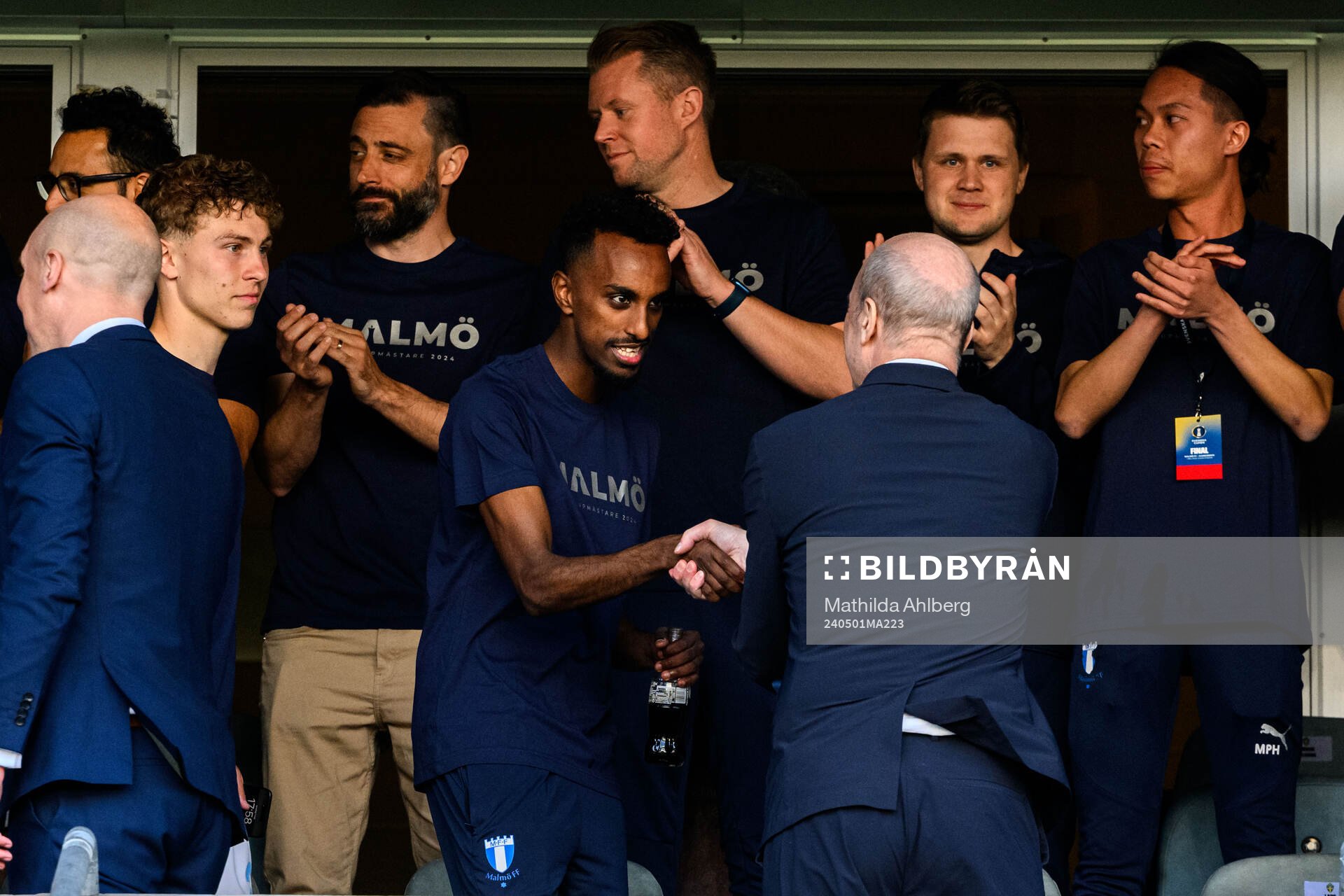Malmö FFs Sebastian Nanasi tar emot guldmedalj från