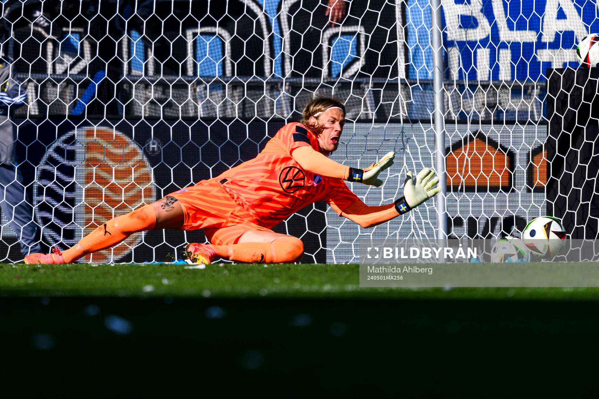 Malmö FFs målvakt Johan Dahlin räddar