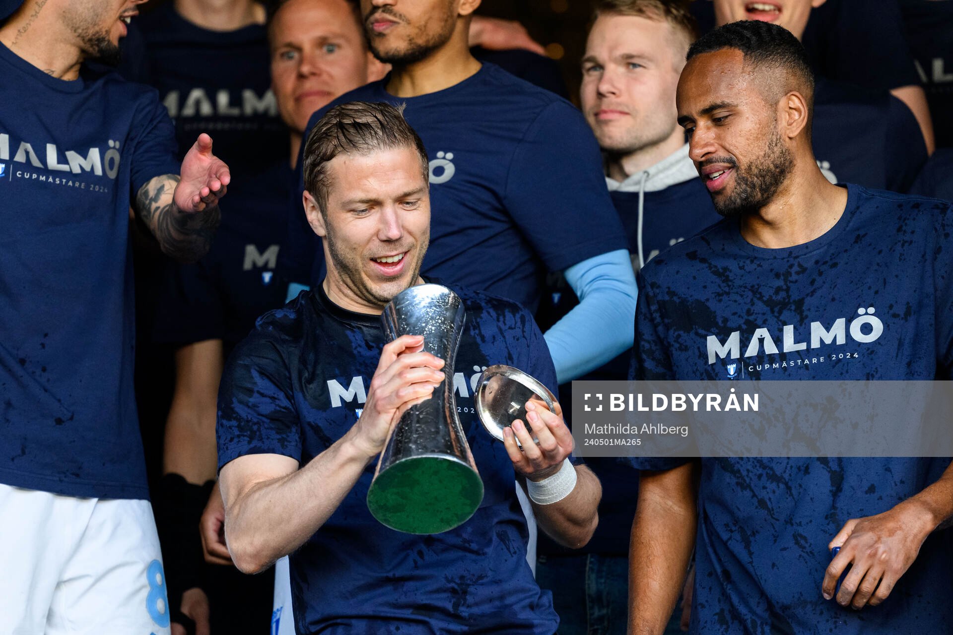 Malmö FFs Anton Tinnerholm med pokalen efter finalen i Svenska Cupen mellan Malmö FF och Djurgården den 1 maj 2024 i Malmö. 