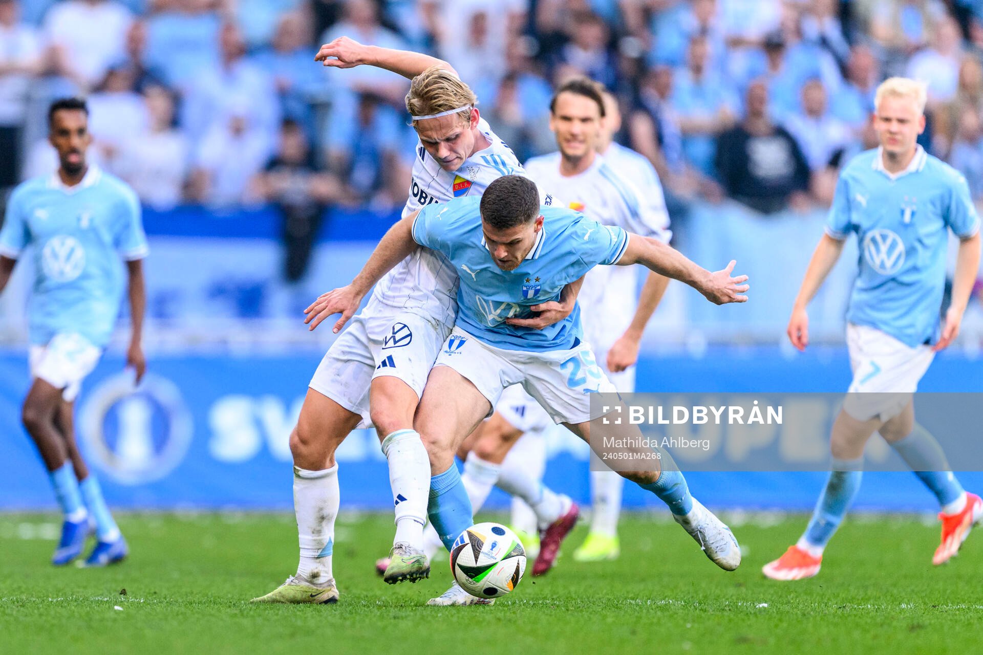 Djurgårdens Tobias Gulliksen och Malmö FFs Gabriel Dal
