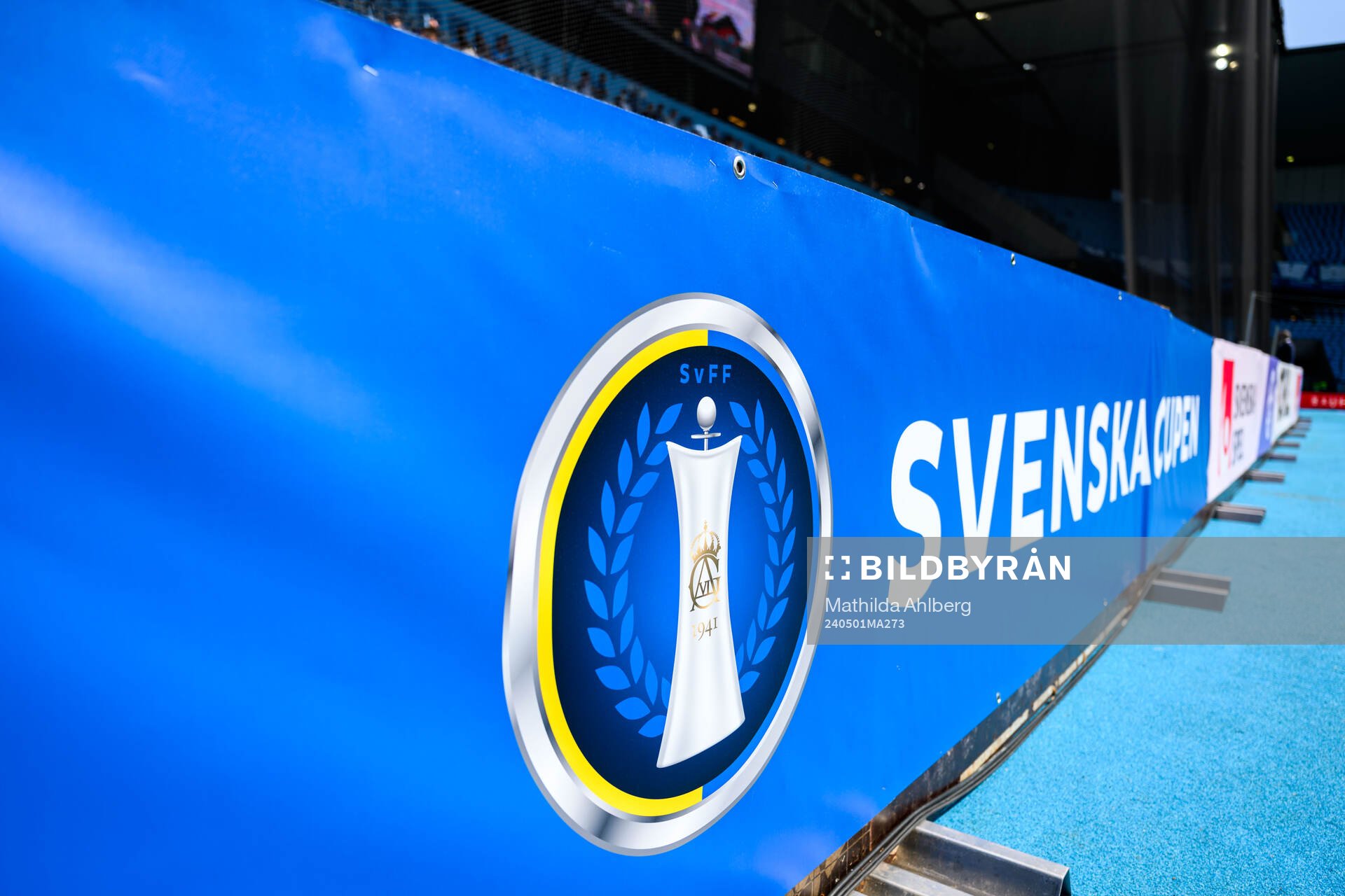 En reklamskylt med svenska cupens logotyp