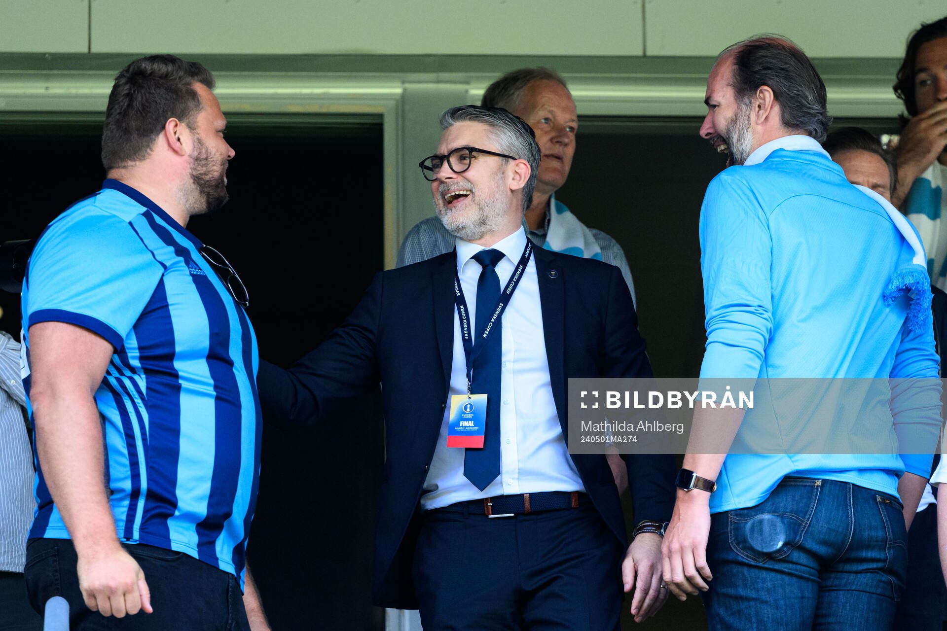 Daniel Ståhl och VD Niclas Carlnen på läktaren