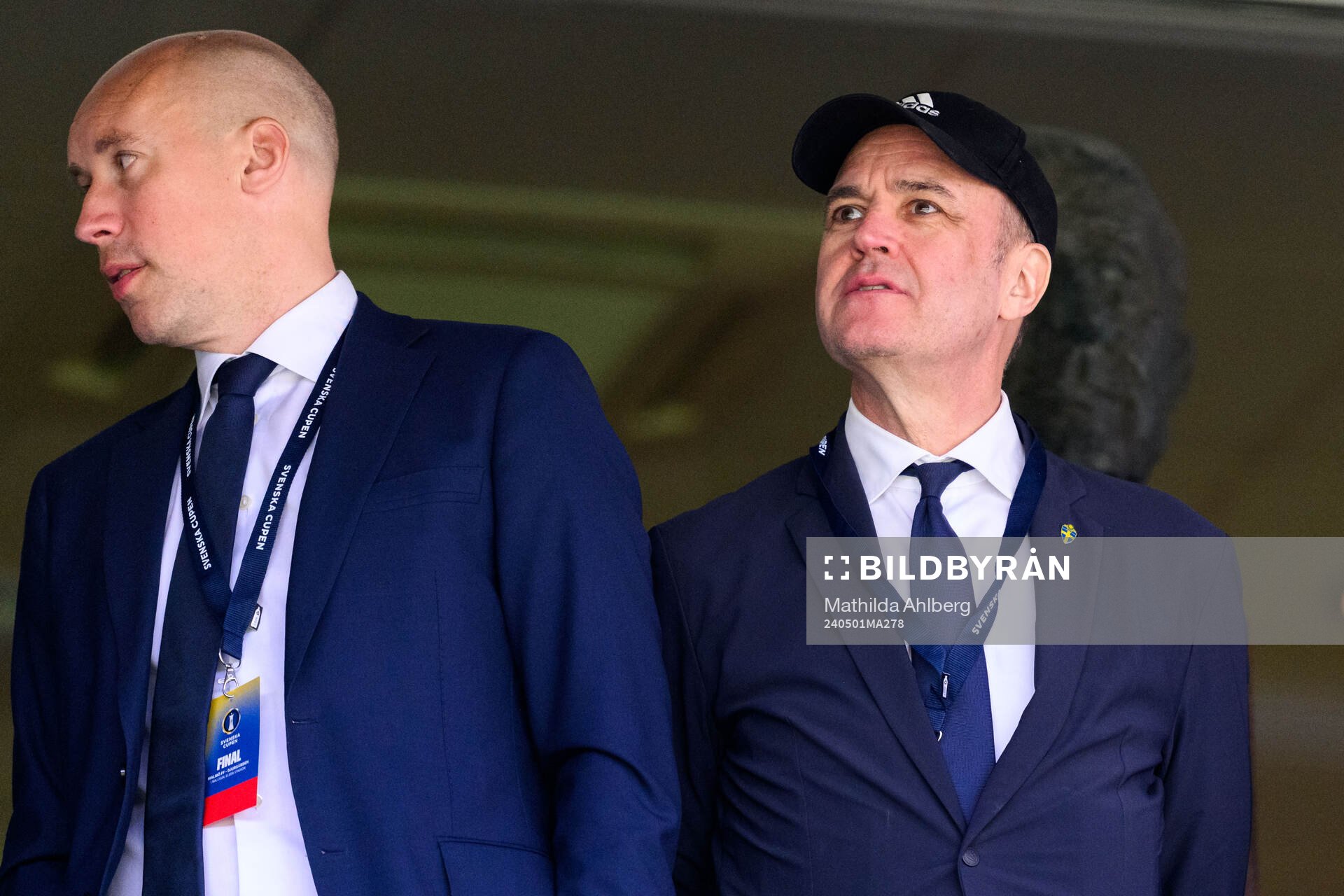 Simon Åström, ordförande i Svensk elitfotboll och Svenska Fotbollförbundets ordförande Fredrik Reinfeldt på läktaren under finalen i Svenska Cupen mellan Malmö FF och Djurgården den 1 maj 2024 i Malmö.