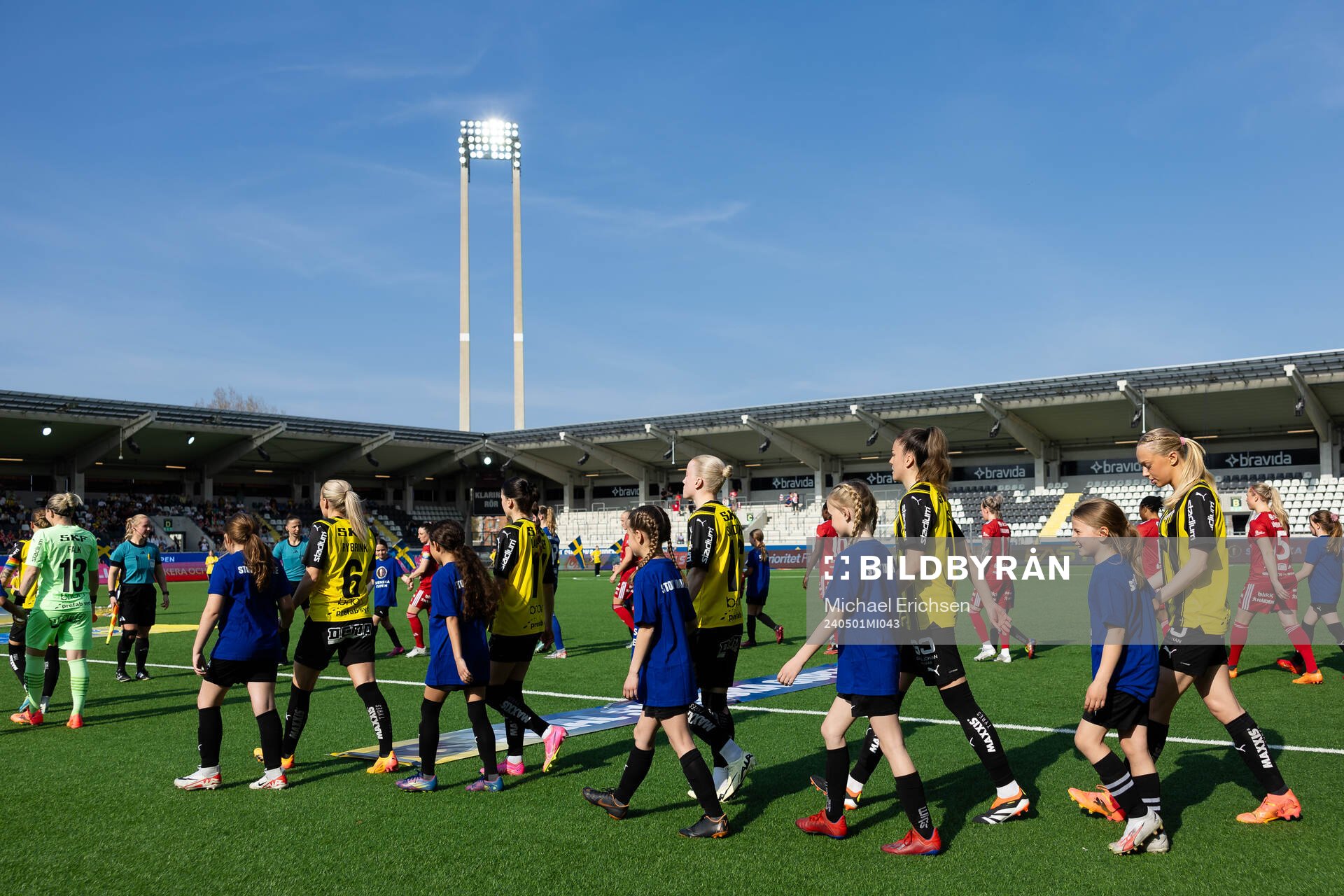 Spelarna på väg in för line up innan finalen i Svenska Cupen mellan Häcken och Piteå den 1 maj 2024 i Göteborg. 