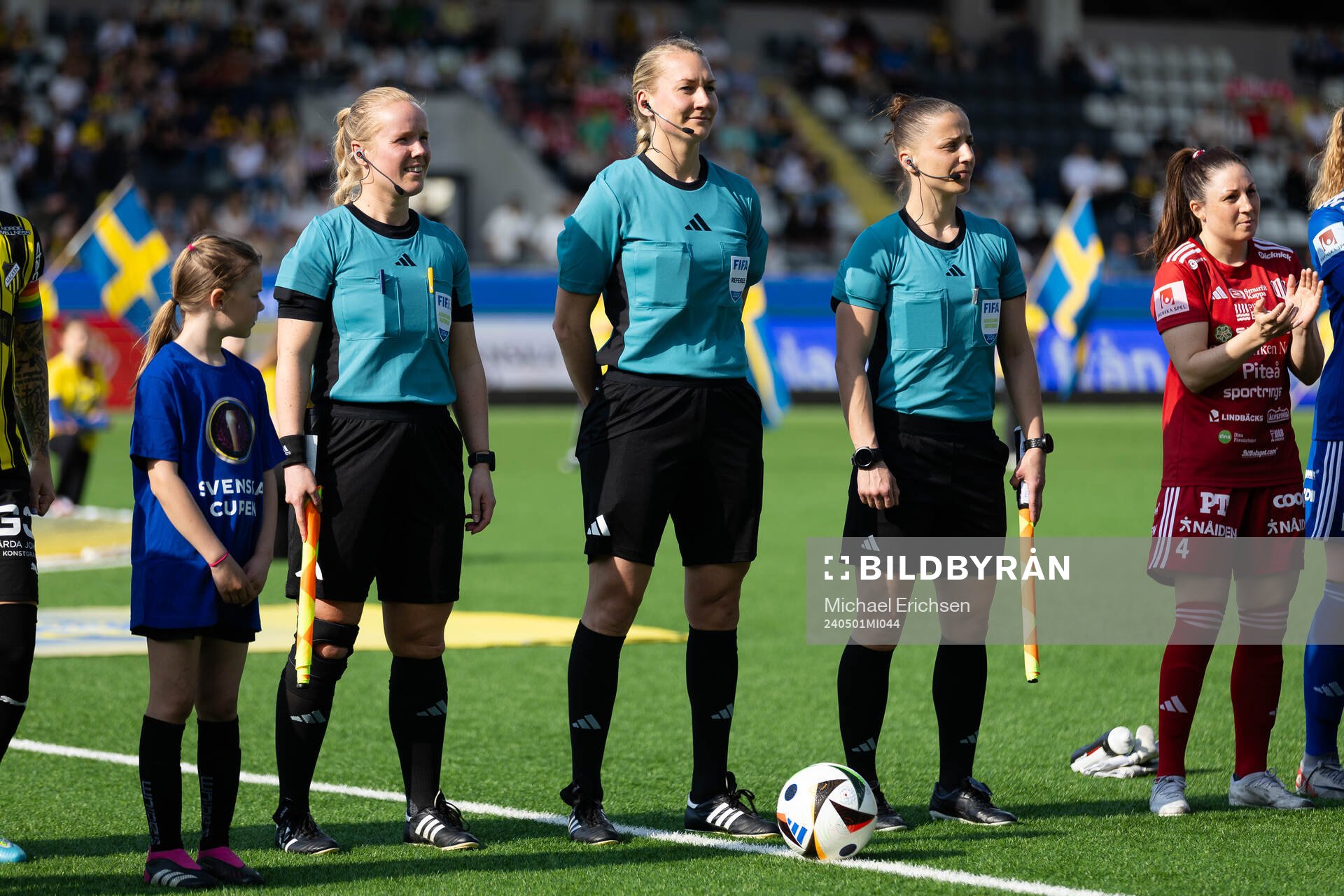 assisterande domare Emelie Elfstrand, domare Tess Olofsson