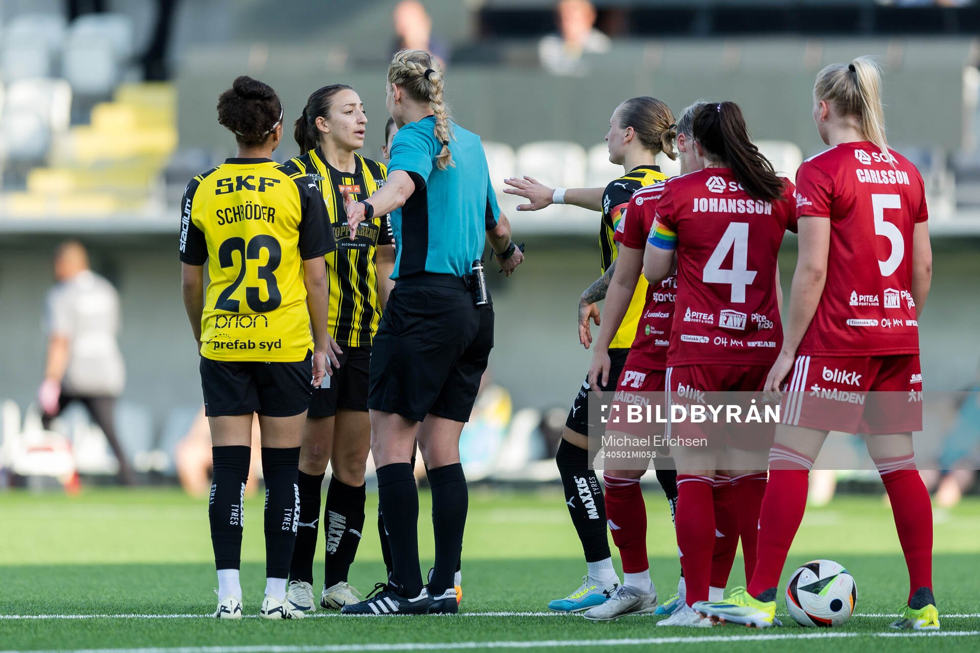 Häckens Rusul Rosa Kafaji får ett gult kort av domare