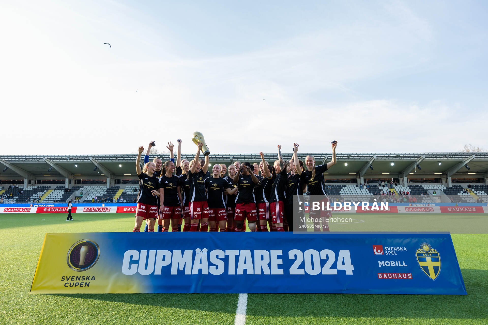 Piteås spelare jublar med pokalen