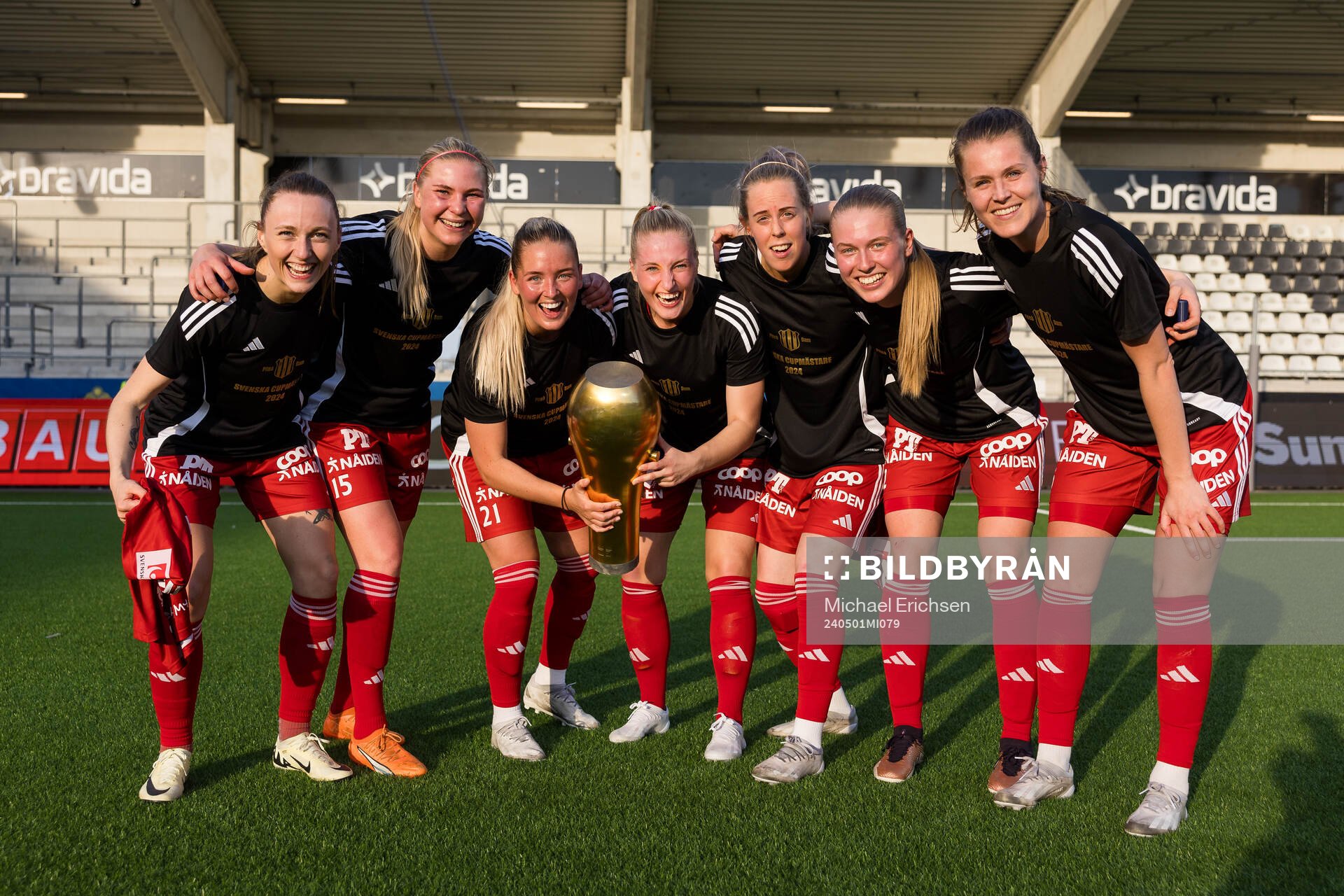 Piteås spelare jublar med pokalen