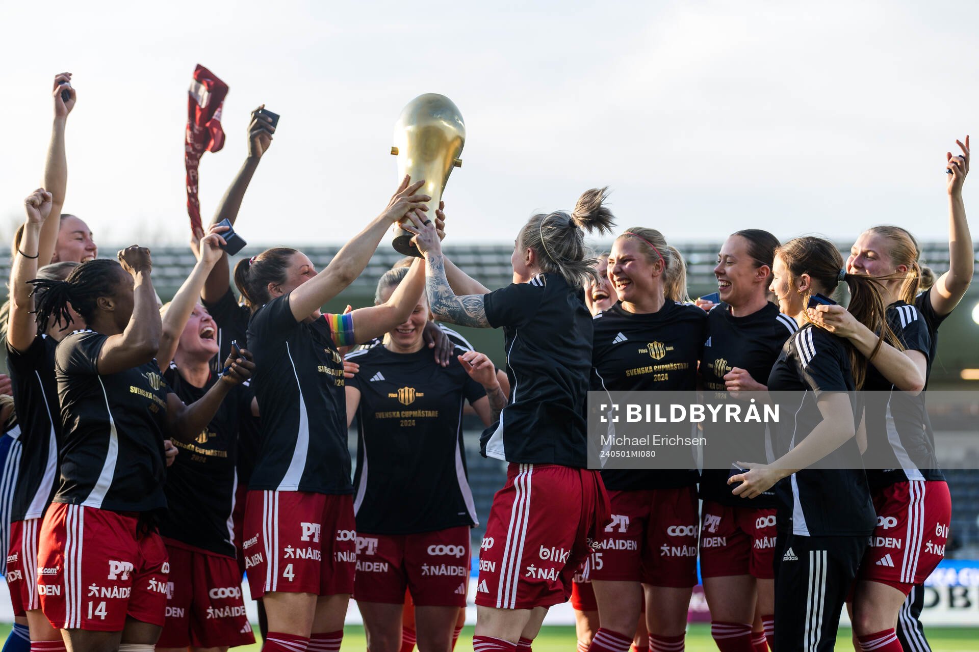 Piteås spelare jublar med pokalen
