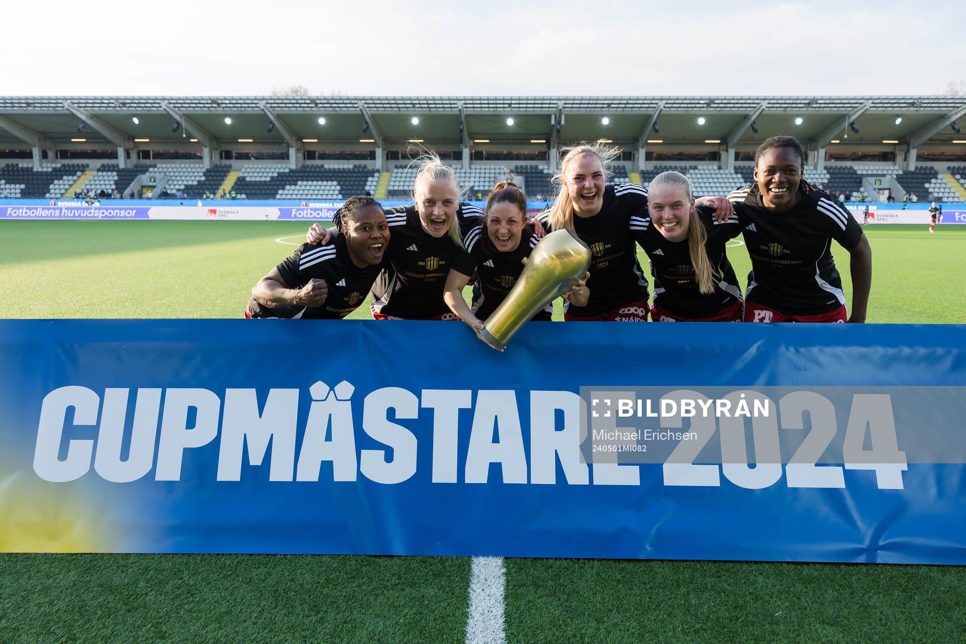 Piteås spelare jublar med pokalen