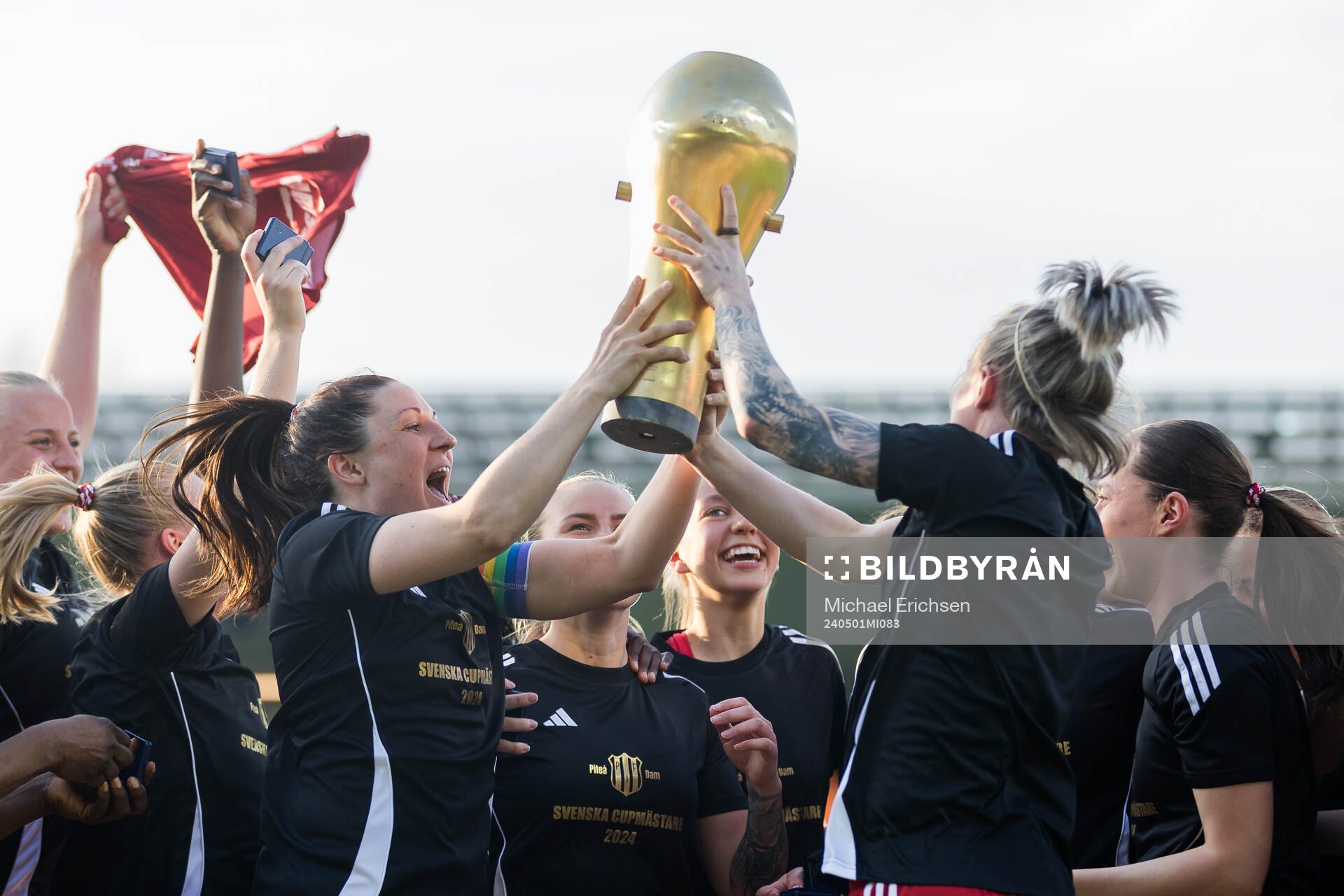 Piteås spelare jublar med pokalen
