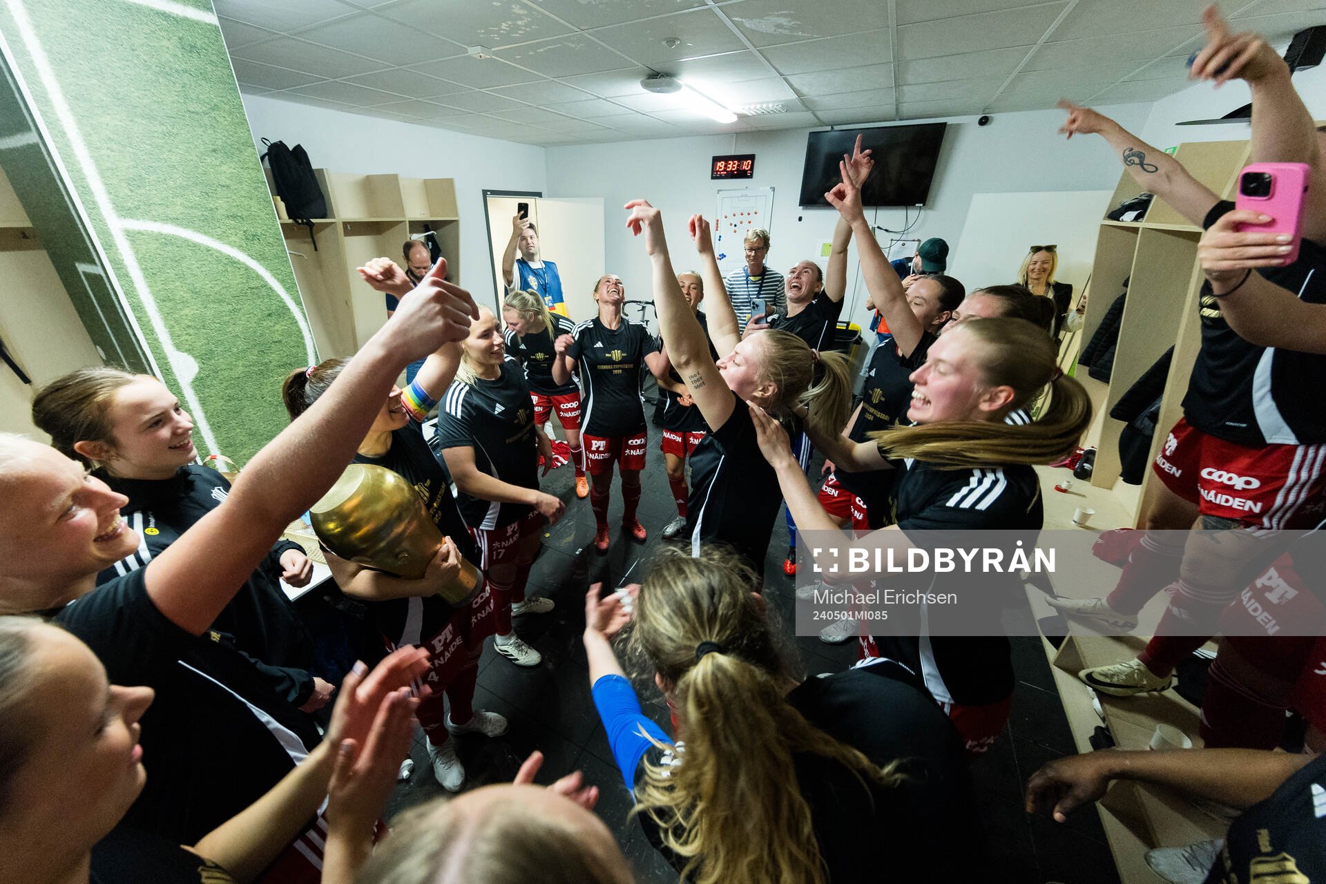 Piteås spelare jublar i omklädningsrummet efter finalen i Svenska Cupen mellan Häcken och Piteå den 1 maj 2024 i Göteborg. 