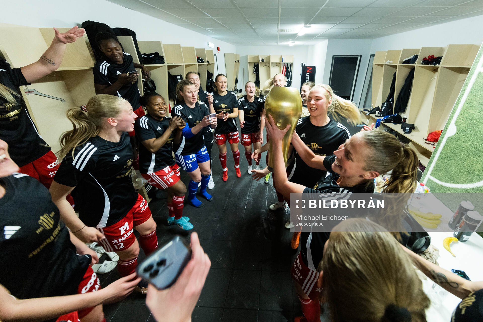 Piteås spelare jublar i omklädningsrummet