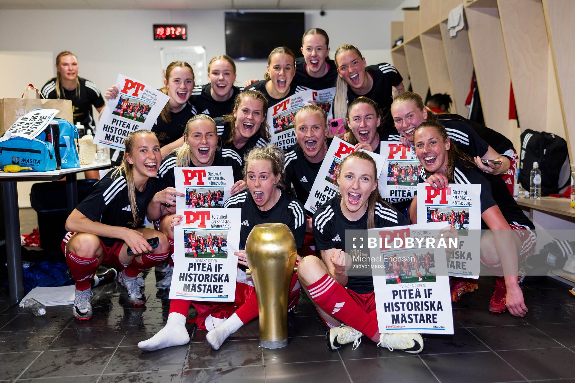 Piteås spelare jublar i omklädningsrummet