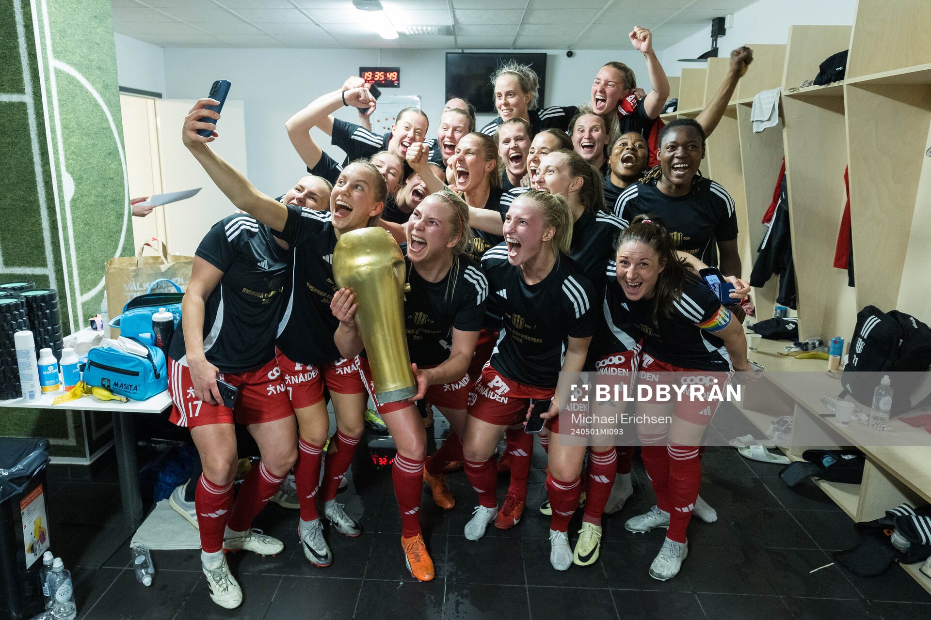 Piteås spelare jublar i omklädningsrummet