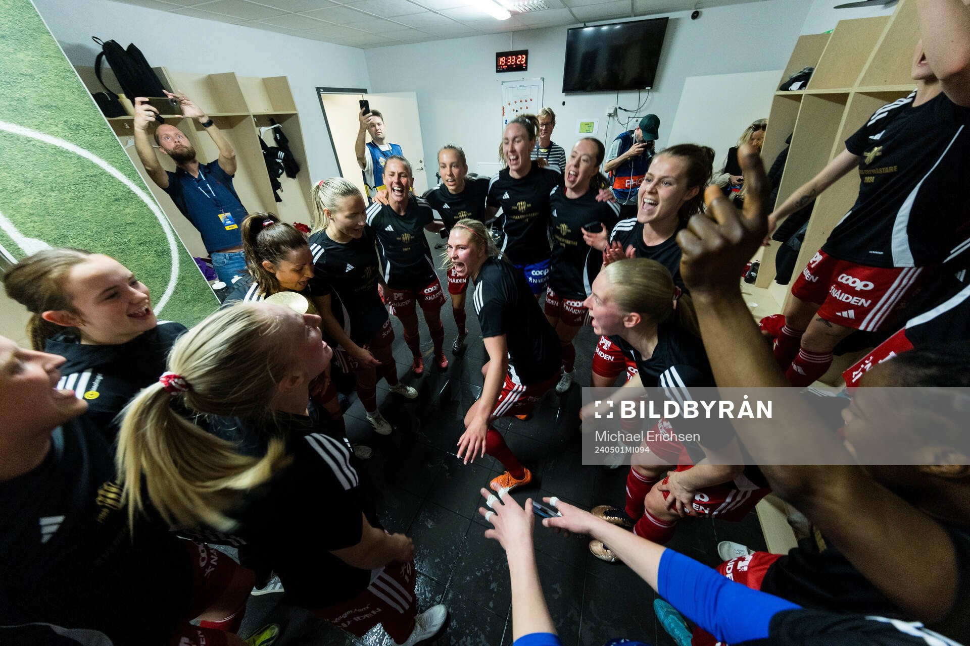 Piteås spelare jublar i omklädningsrummet