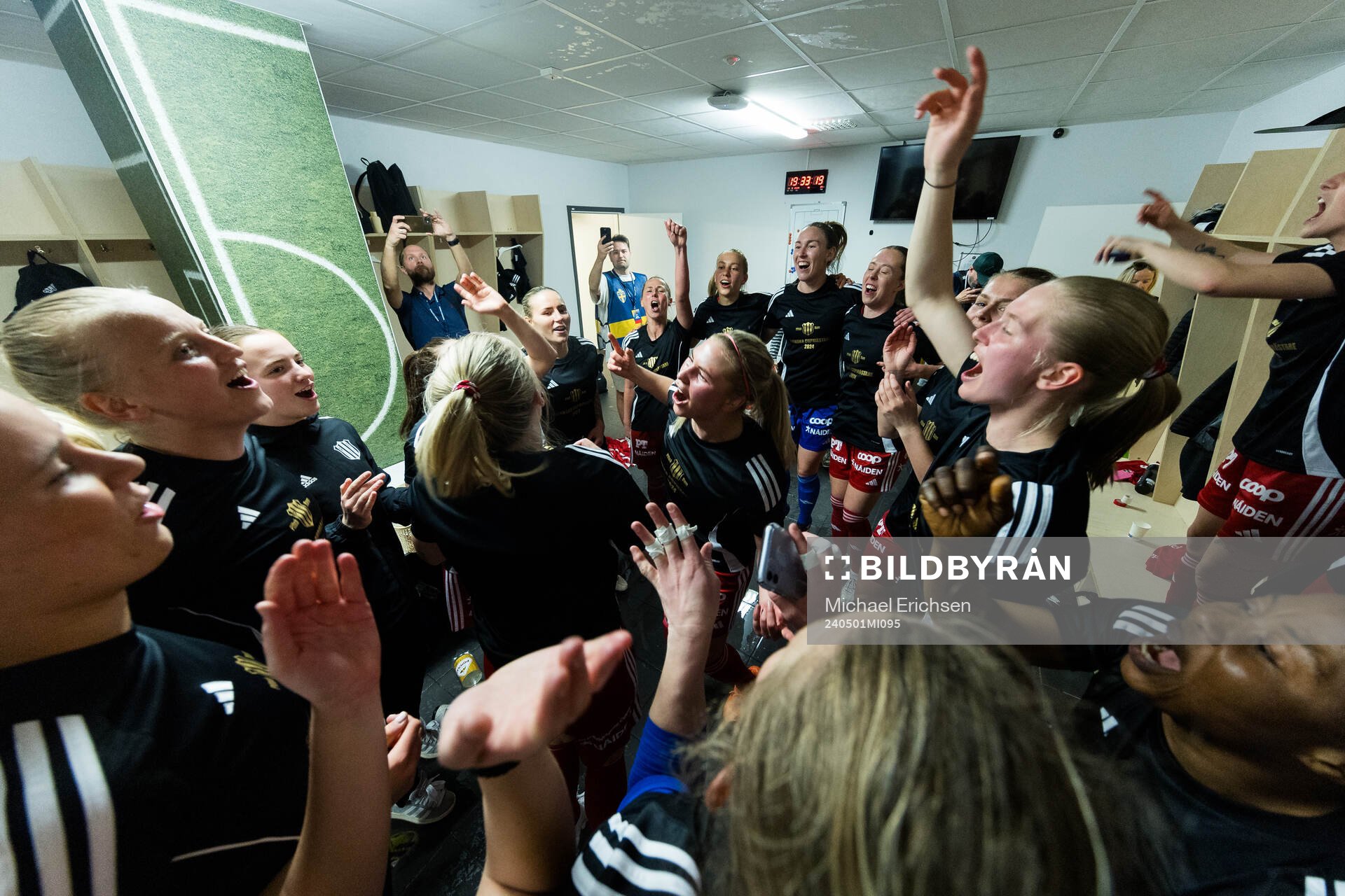 Piteås spelare jublar i omklädningsrummet