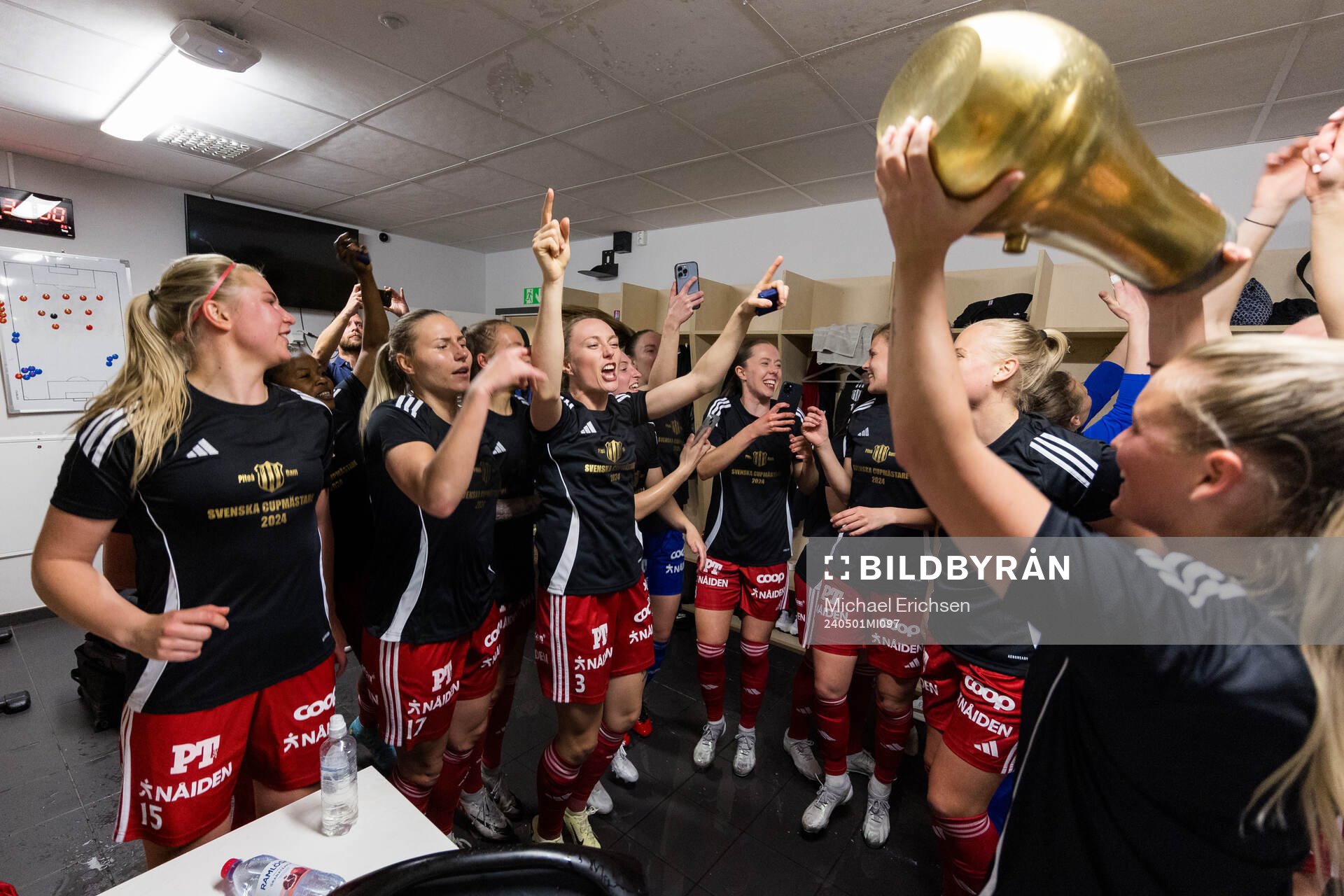 Piteås spelare jublar i omklädningsrummet