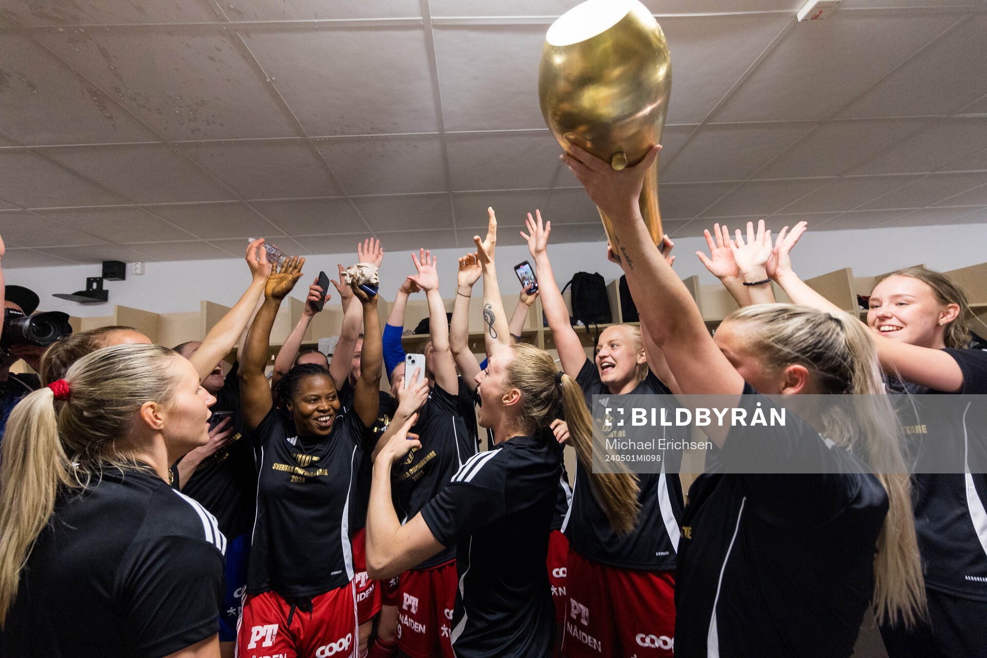 Piteås spelare jublar i omklädningsrummet